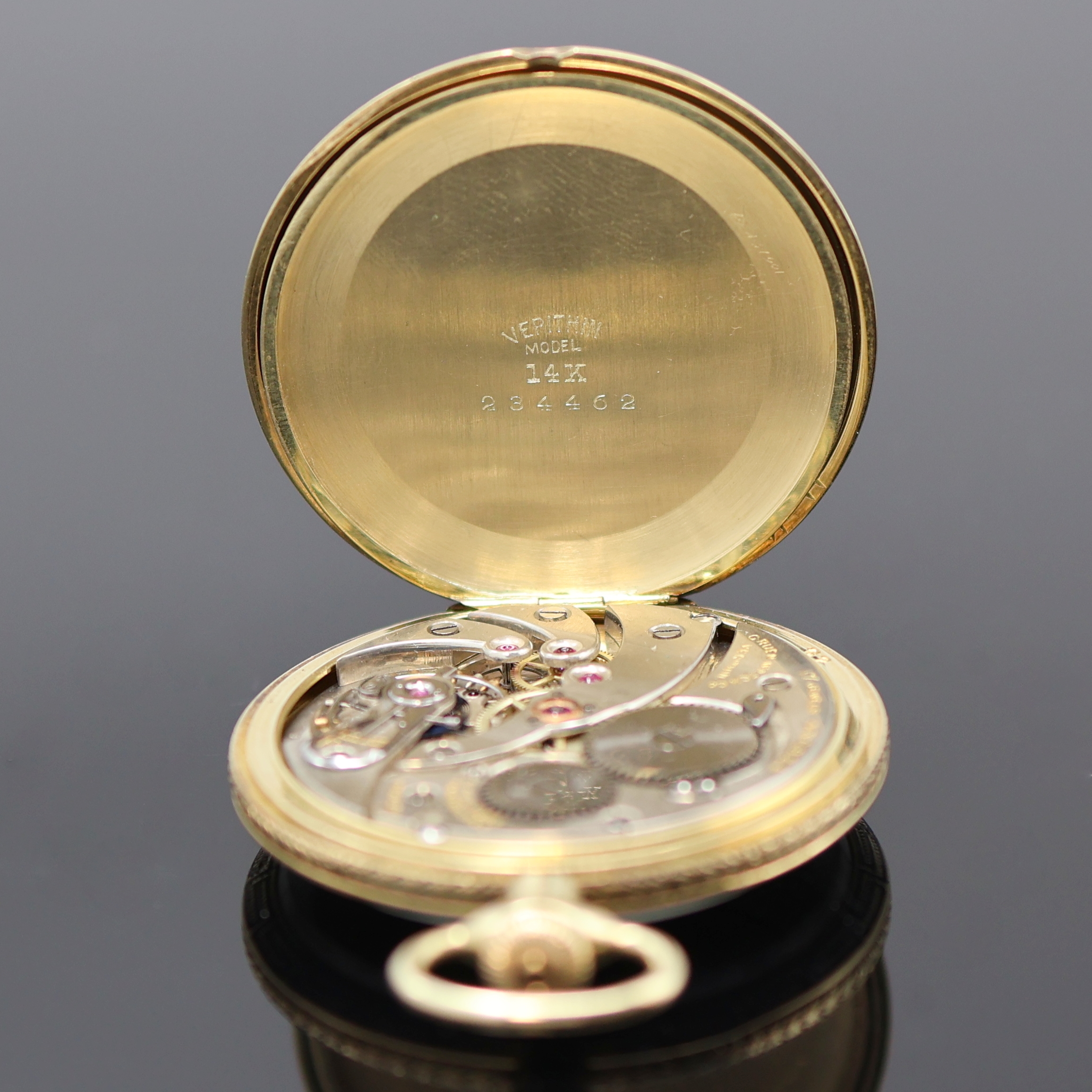 Detail d: GRUEN Verithin offene Herrentaschenuhr in GG 585/000, Schweiz/USA um 1918, Ränder mit email. Mäandermuster, auf Boden Schmuckmonogr. CHF, matt ...