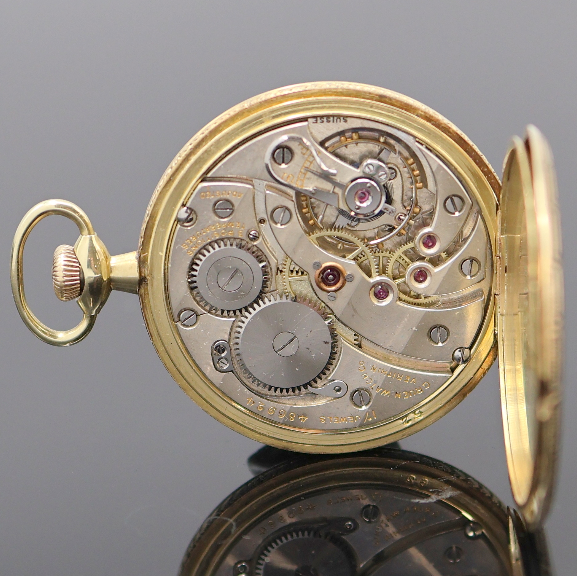 Detail e: GRUEN Verithin offene Herrentaschenuhr in GG 585/000, Schweiz/USA um 1918, Ränder mit email. Mäandermuster, auf Boden Schmuckmonogr. CHF, matt ...