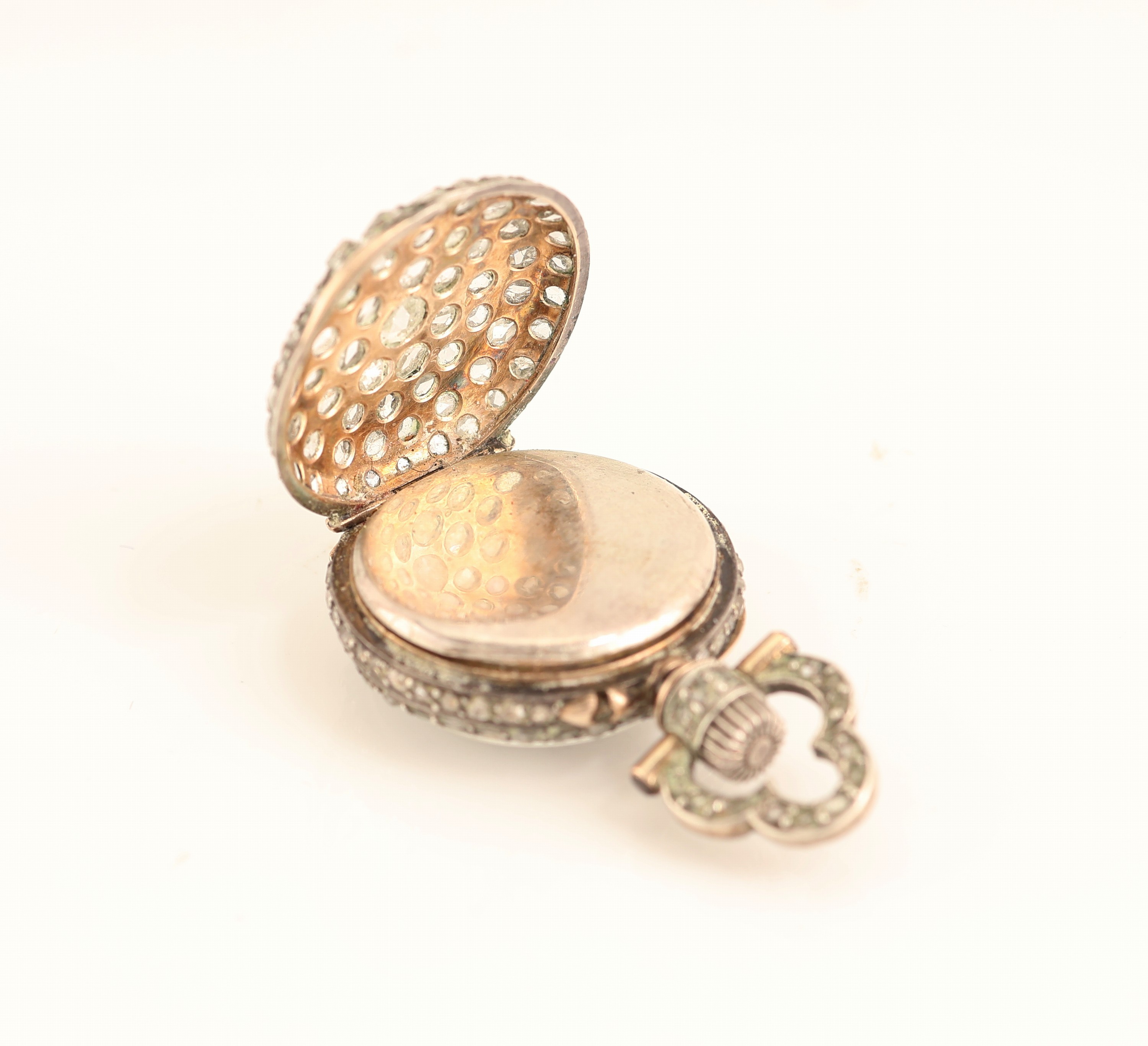 Detail b: 18 kt Gold Schleifenbrosche mit kleiner Damentaschenuhr, Frankreich um 1840/50, Schleifenbrosche: GG 750/000, Adlerkopfpunze, Schauseite Silber ...