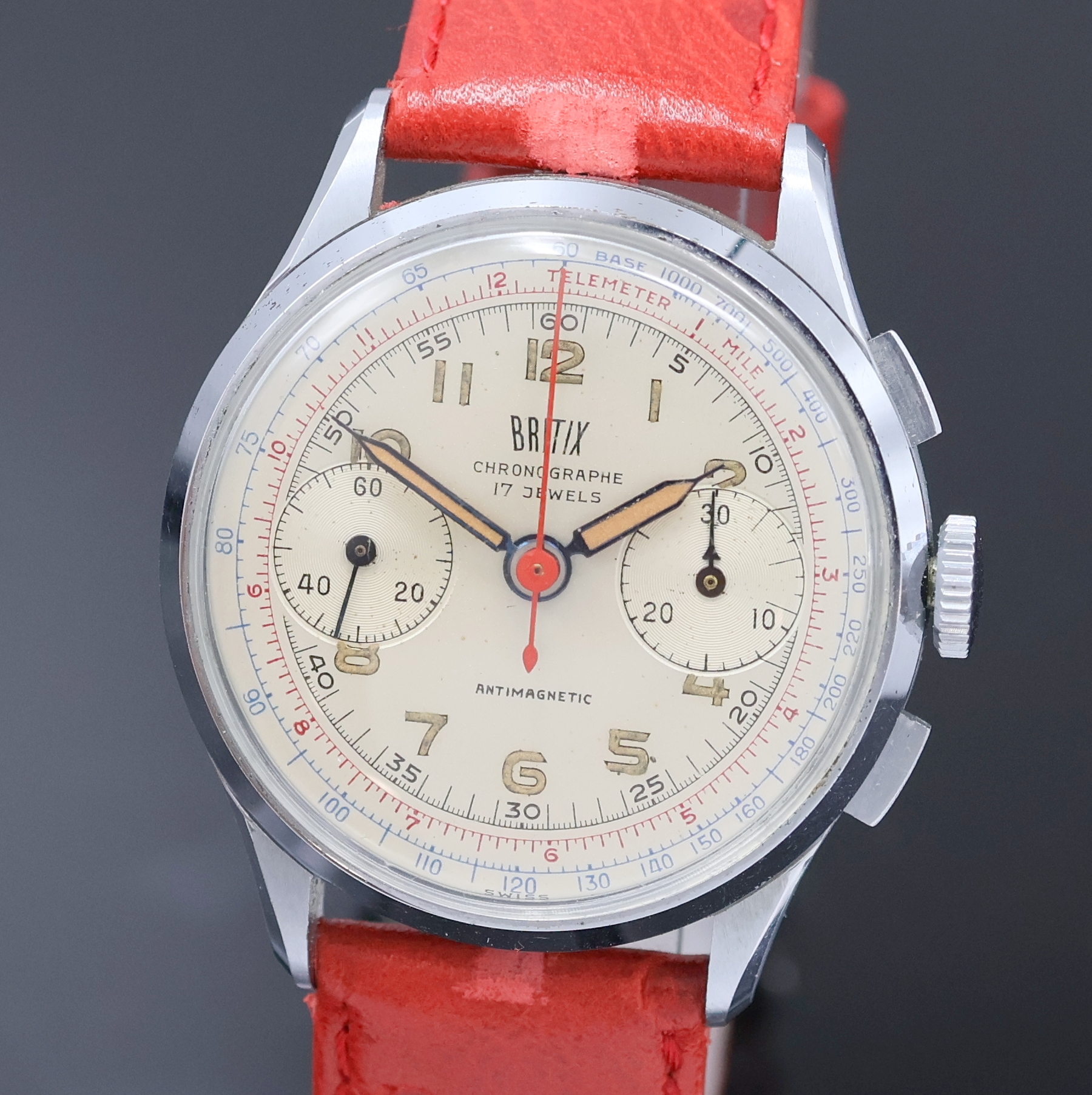 Detail a: BRITIX Antimagnetic verchromte Herrenarmbanduhr mit Chronograph, Handaufzug Schweiz um 1950, Glasrand und Edelstahlboden aufgedr., silb. Zifferbl. ...