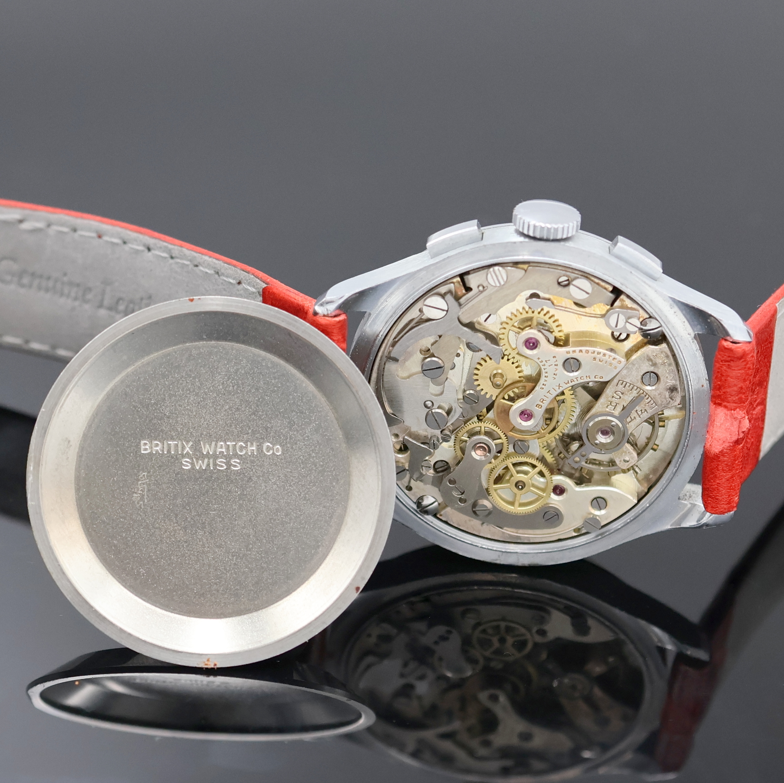 Detail e: BRITIX Antimagnetic verchromte Herrenarmbanduhr mit Chronograph, Handaufzug Schweiz um 1950, Glasrand und Edelstahlboden aufgedr., silb. Zifferbl. ...