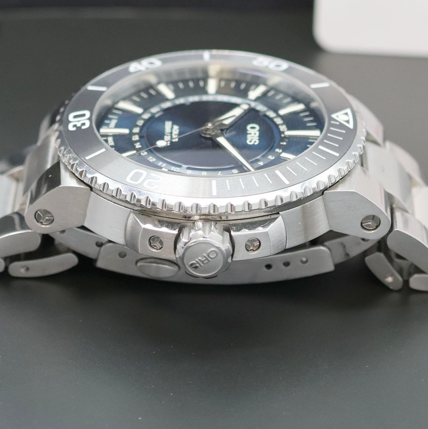 Detail c: ORIS Aquis, auf 2343 Stück limitierte Herrenarmbanduhr Source of Life Referenz 01.733.730.4125, Automatik, Schweiz um 2018, Edelstahlgeh. inkl. ...