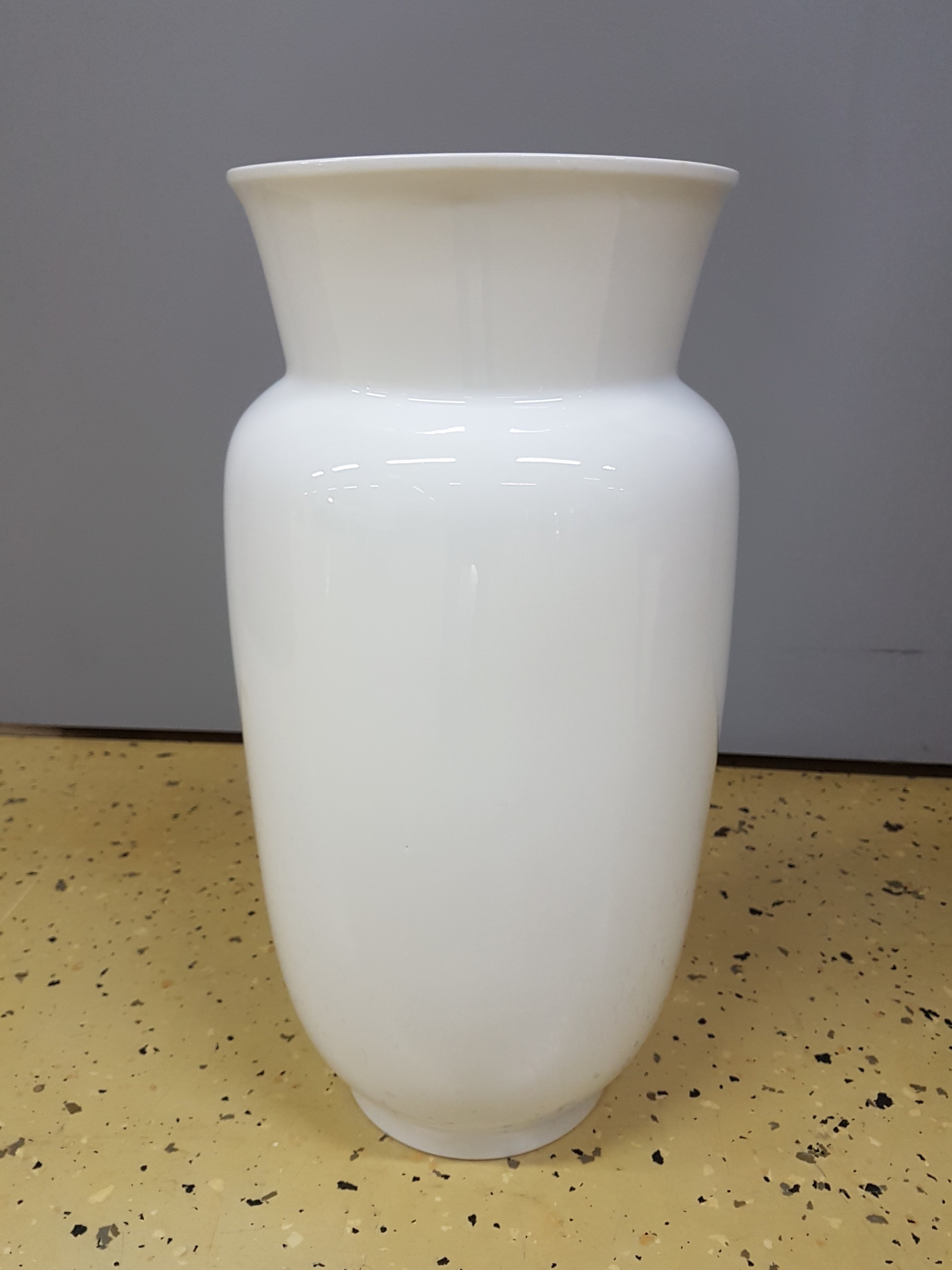 Detail a: Große Bodenvase, KPM Berlin, 20. Jh., aus der Serie Saale, Entwurf Trude Petri 1935, Porzellan weiß, H. ca. 58 cm, Neupreis z.Z. 1350 Euro