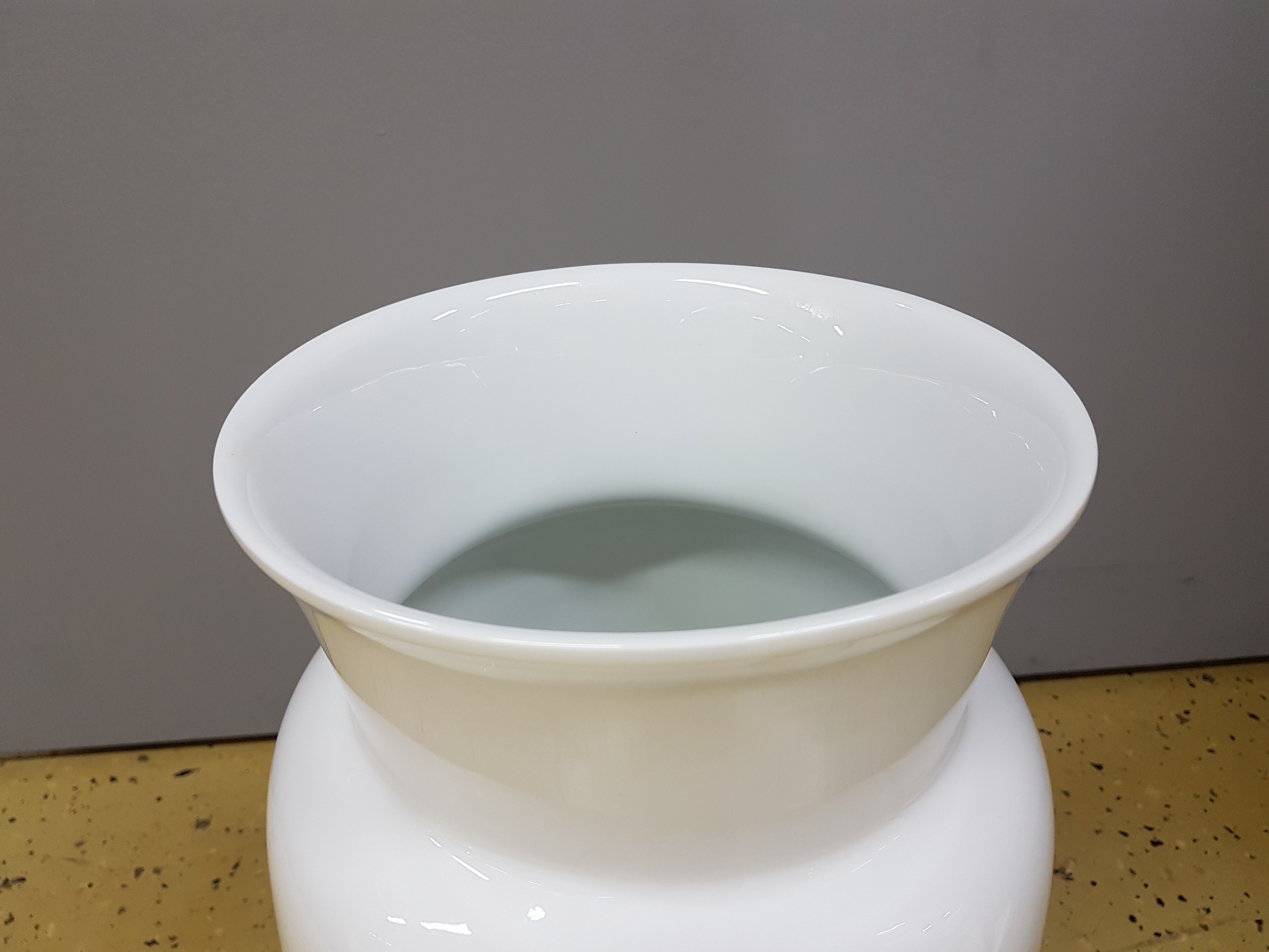 Detail b: Große Bodenvase, KPM Berlin, 20. Jh., aus der Serie Saale, Entwurf Trude Petri 1935, Porzellan weiß, H. ca. 58 cm, Neupreis z.Z. 1350 Euro