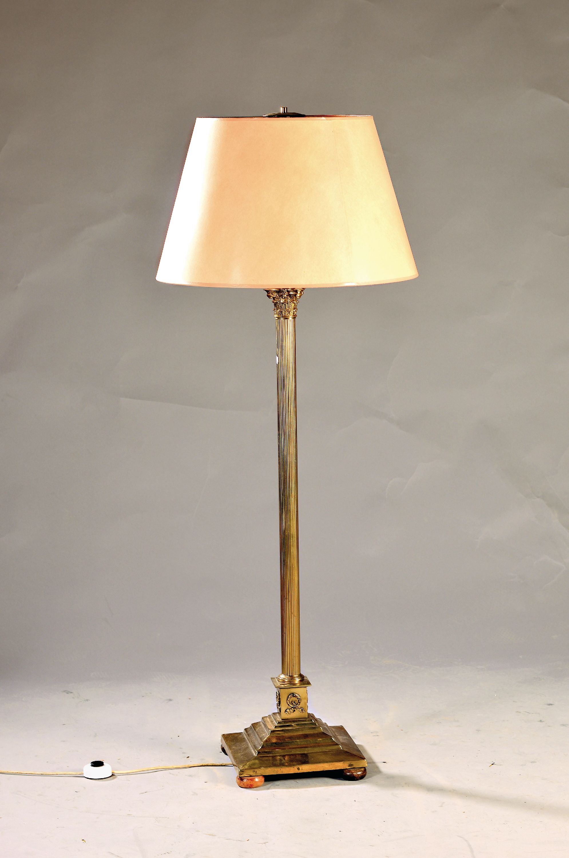 Image 26975352 - Stehlampe, um 1920, Messinggestell kanneliert, mit 2 Brennstellen, Elektrifizierung ...
