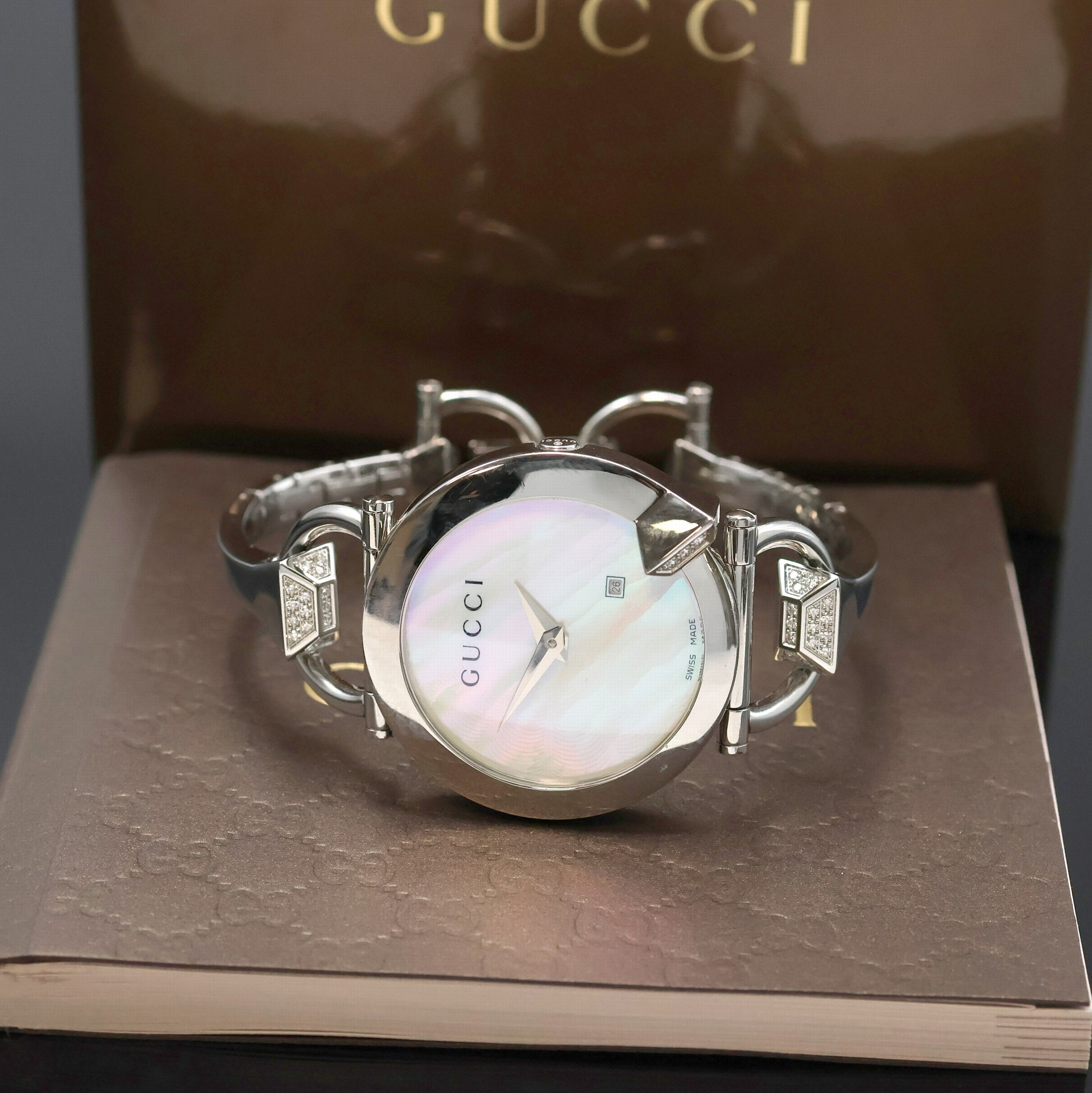 GUCCI Designer Damenarmbanduhr in Stahl mit Diamantbesatz, Schweiz um 2010, quarz, ausgefallenes Geh. am orig. Stahlband, Boden 4-fach verschr., ...