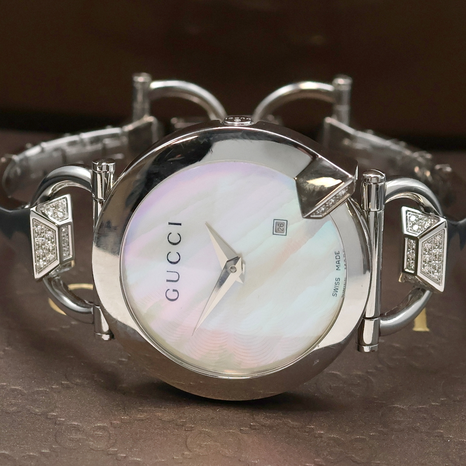 Detail a: GUCCI Designer Damenarmbanduhr in Stahl mit Diamantbesatz, Schweiz um 2010, quarz, ausgefallenes Geh. am orig. Stahlband, Boden 4-fach verschr., ...