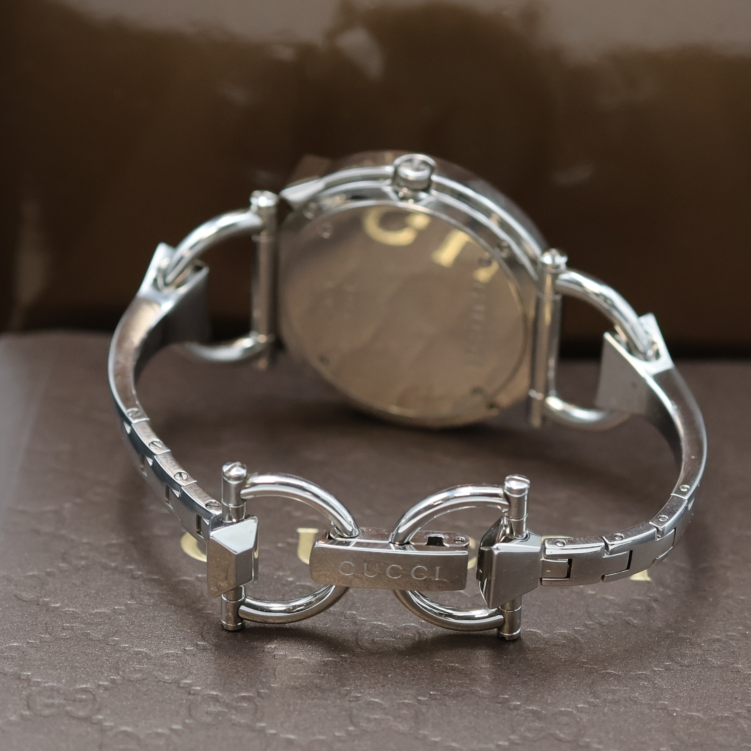 Detail b: GUCCI Designer Damenarmbanduhr in Stahl mit Diamantbesatz, Schweiz um 2010, quarz, ausgefallenes Geh. am orig. Stahlband, Boden 4-fach verschr., ...