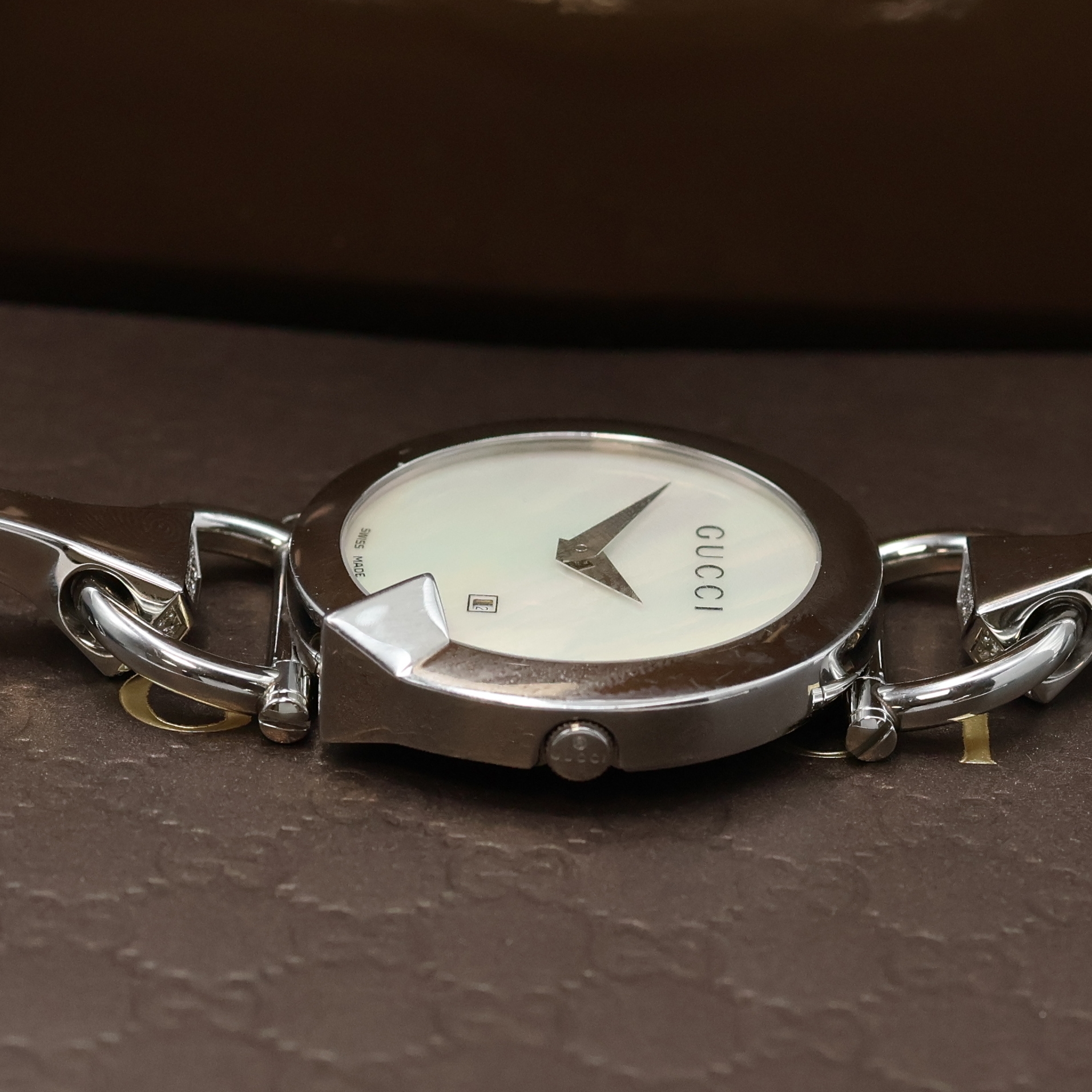 Detail c: GUCCI Designer Damenarmbanduhr in Stahl mit Diamantbesatz, Schweiz um 2010, quarz, ausgefallenes Geh. am orig. Stahlband, Boden 4-fach verschr., ...