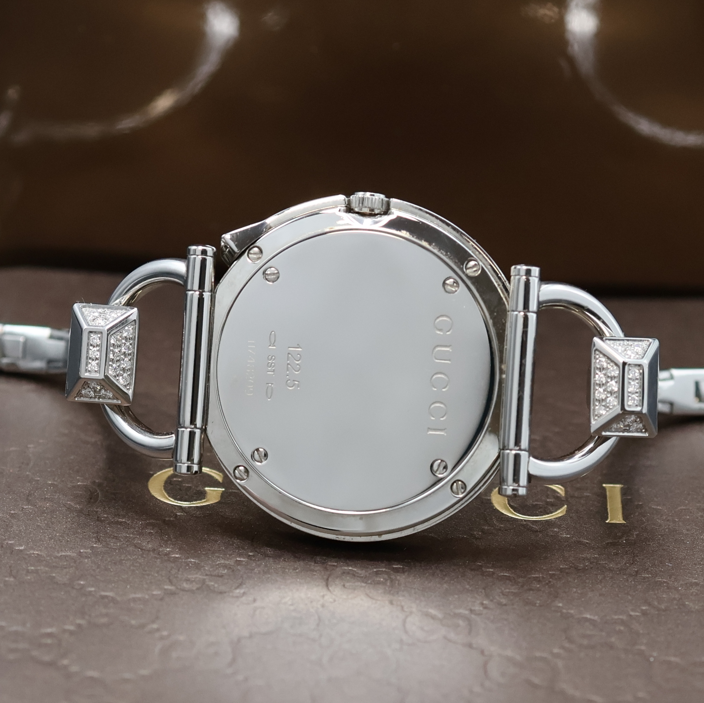 Detail d: GUCCI Designer Damenarmbanduhr in Stahl mit Diamantbesatz, Schweiz um 2010, quarz, ausgefallenes Geh. am orig. Stahlband, Boden 4-fach verschr., ...