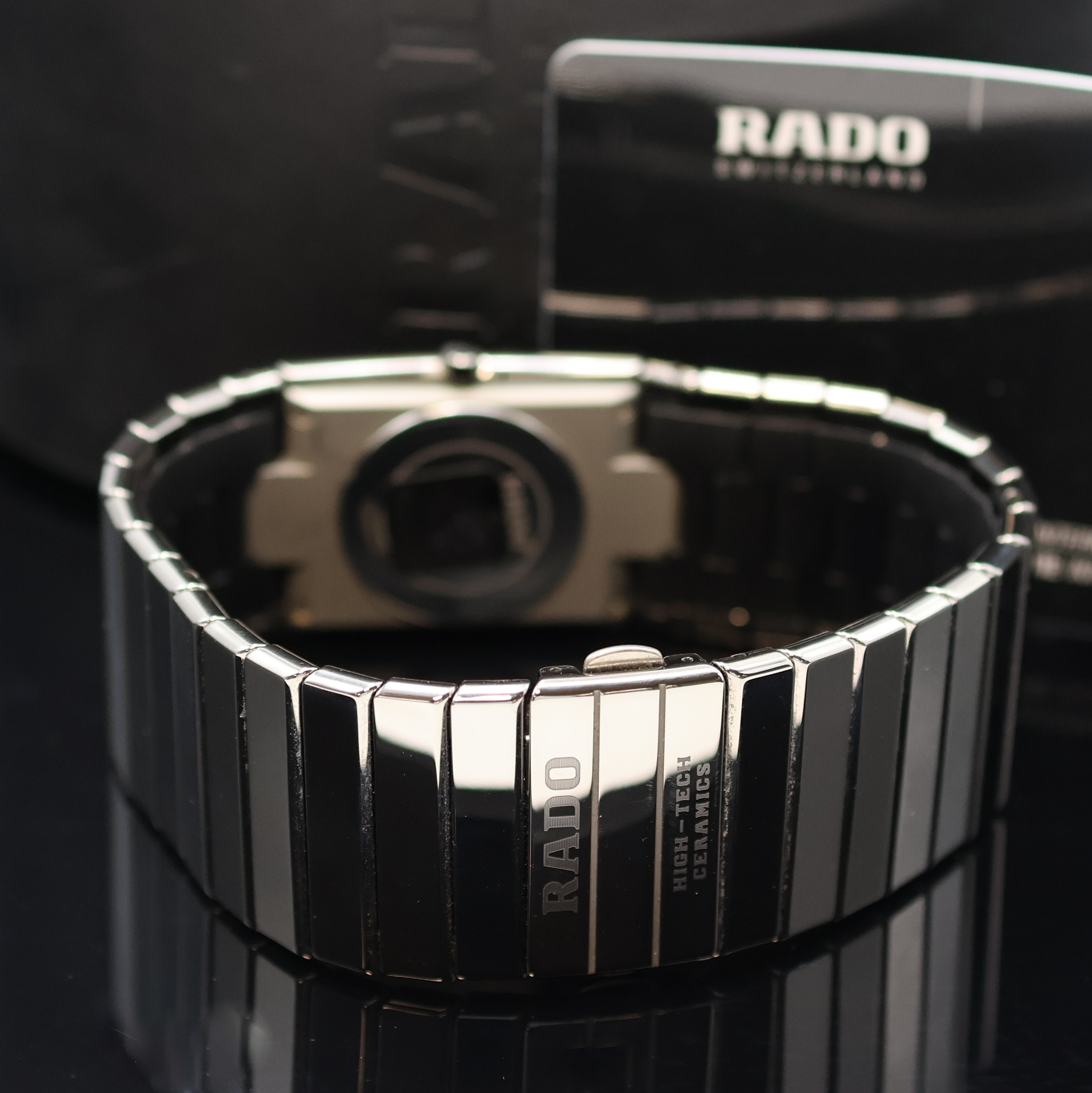 Detail b: RADO rechteckige Keramik Herrenarmbanduhr, Schweiz um 2010, quartz, Keramikgeh. mit integriertem Band, Lünette 4-fach verschr., Stahlboden aufgedr., ...