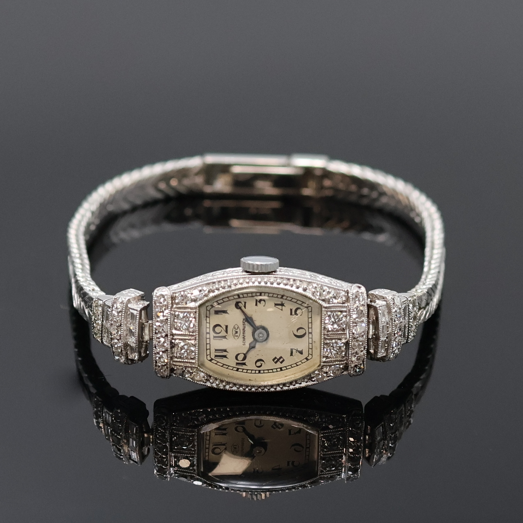 IWC seltene diamantbesetzte Art-Deco Platin Damenarmbanduhr, Schweiz um 1928, Handaufzug, tonneau-förm. Scharniergeh., später anges. WG 750/000 ...