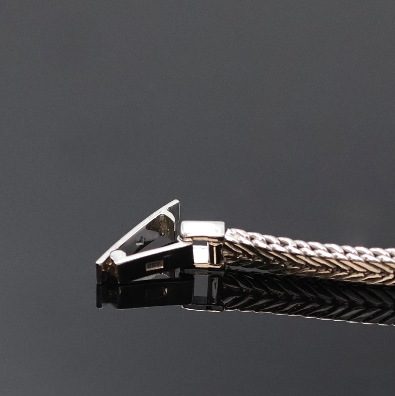 Detail b: IWC seltene diamantbesetzte Art-Deco Platin Damenarmbanduhr, Schweiz um 1928, Handaufzug, tonneau-förm. Scharniergeh., später anges. WG 750/000 ...