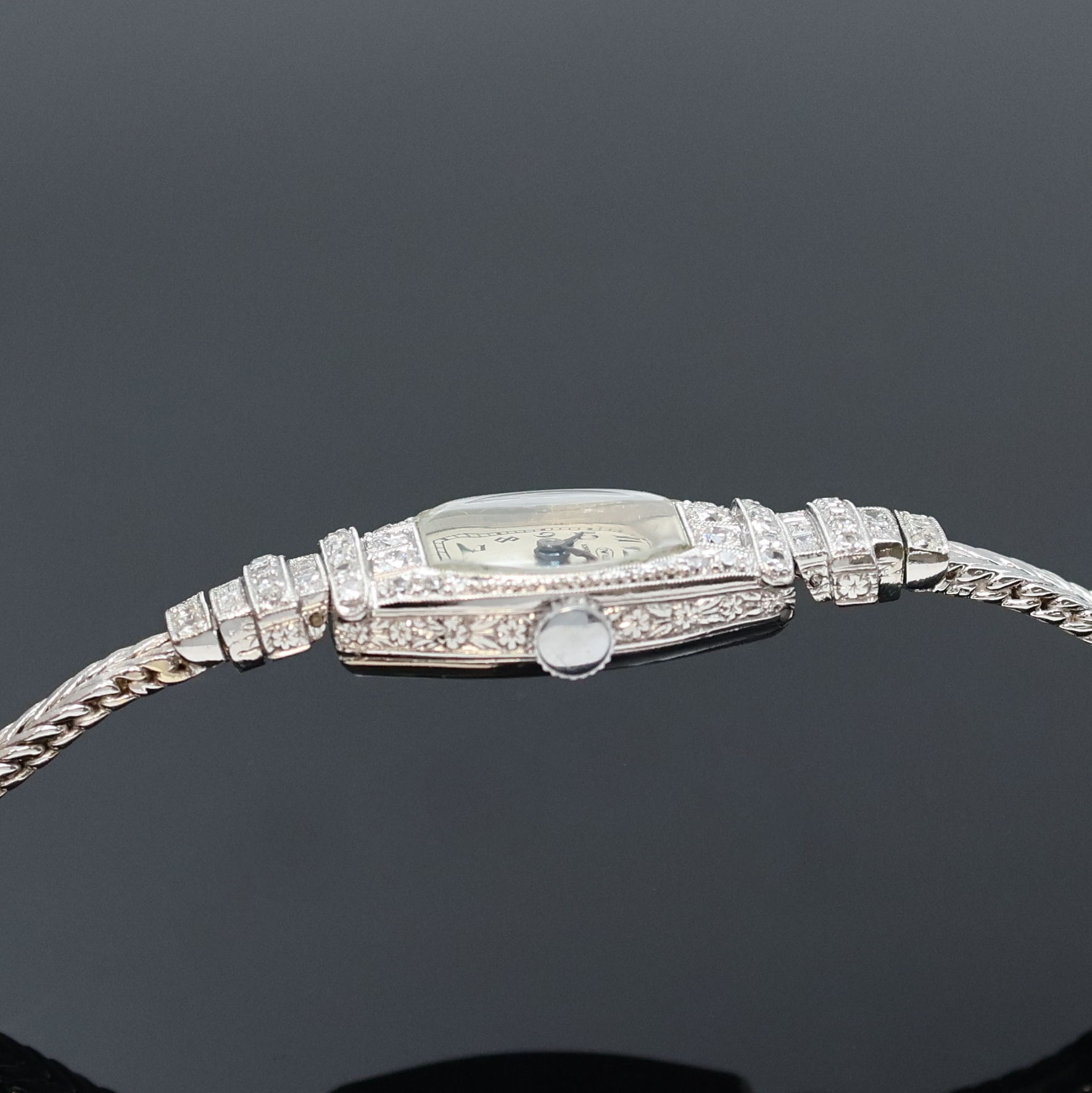 Detail c: IWC seltene diamantbesetzte Art-Deco Platin Damenarmbanduhr, Schweiz um 1928, Handaufzug, tonneau-förm. Scharniergeh., später anges. WG 750/000 ...