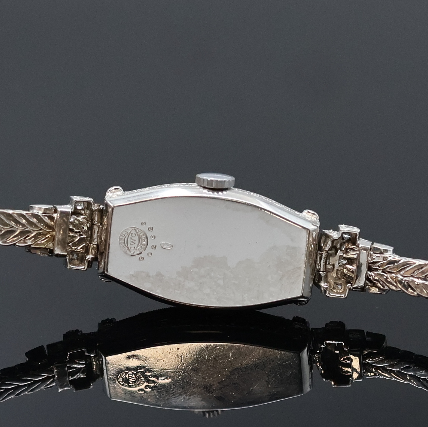 Detail d: IWC seltene diamantbesetzte Art-Deco Platin Damenarmbanduhr, Schweiz um 1928, Handaufzug, tonneau-förm. Scharniergeh., später anges. WG 750/000 ...