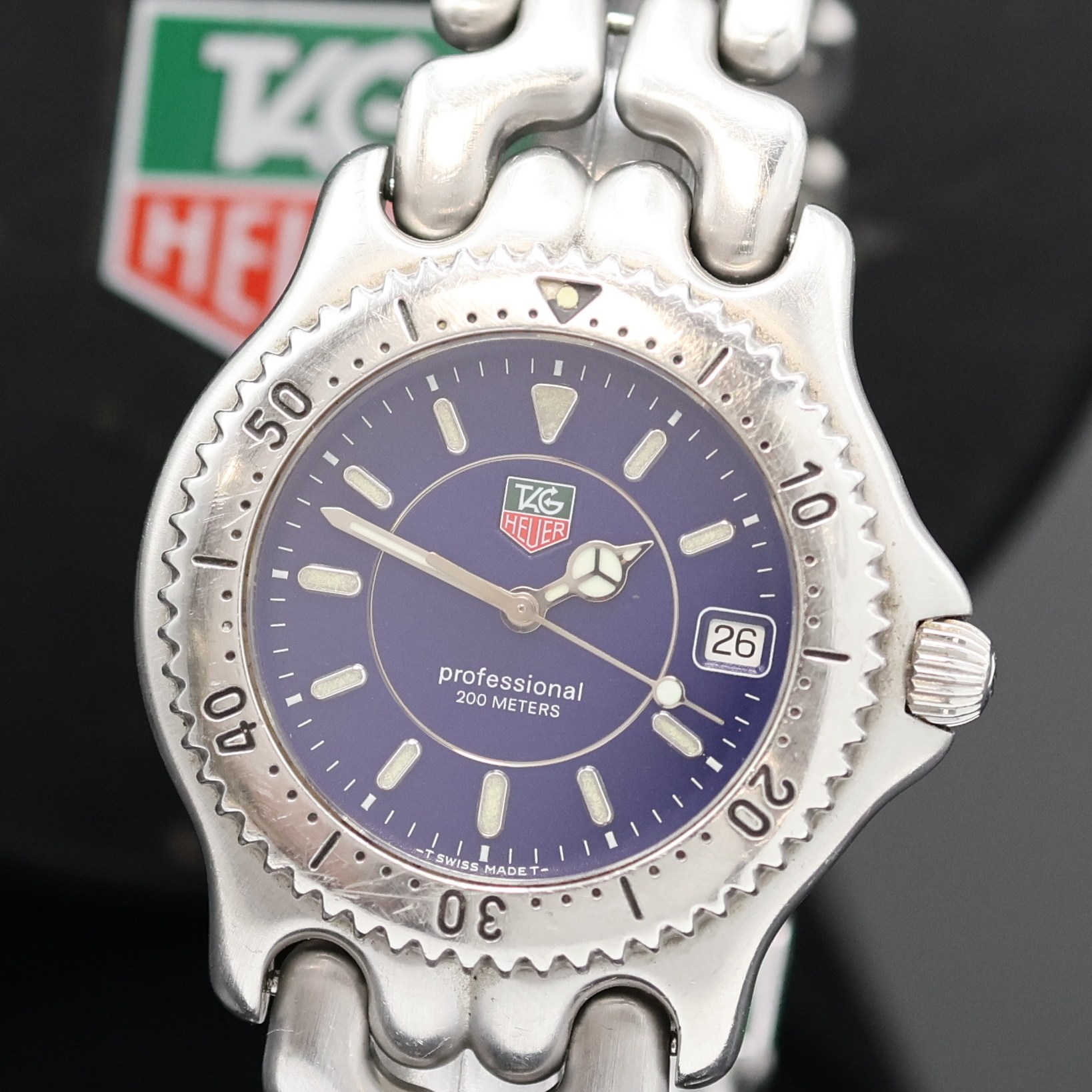 Detail a: TAG HEUER Herrenarmbanduhr Referenz WG1113-0 in Stahl, Schweiz um 1990, quarz, satiniertes Geh., integr. orig. Stahlband, eins. drehb. Lünette m. ...