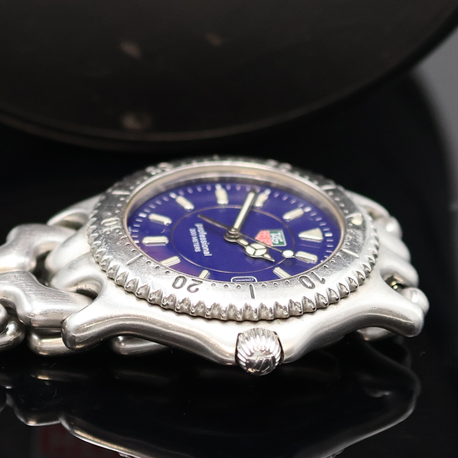 Detail c: TAG HEUER Herrenarmbanduhr Referenz WG1113-0 in Stahl, Schweiz um 1990, quarz, satiniertes Geh., integr. orig. Stahlband, eins. drehb. Lünette m. ...
