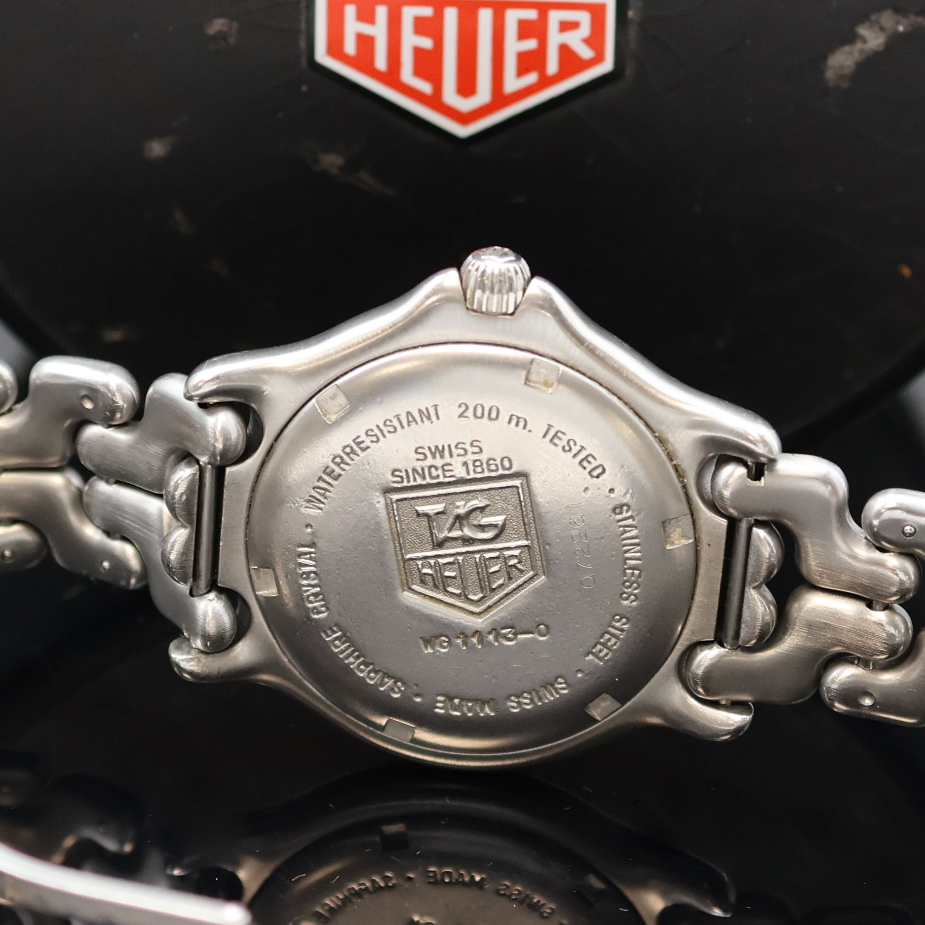 Detail d: TAG HEUER Herrenarmbanduhr Referenz WG1113-0 in Stahl, Schweiz um 1990, quarz, satiniertes Geh., integr. orig. Stahlband, eins. drehb. Lünette m. ...