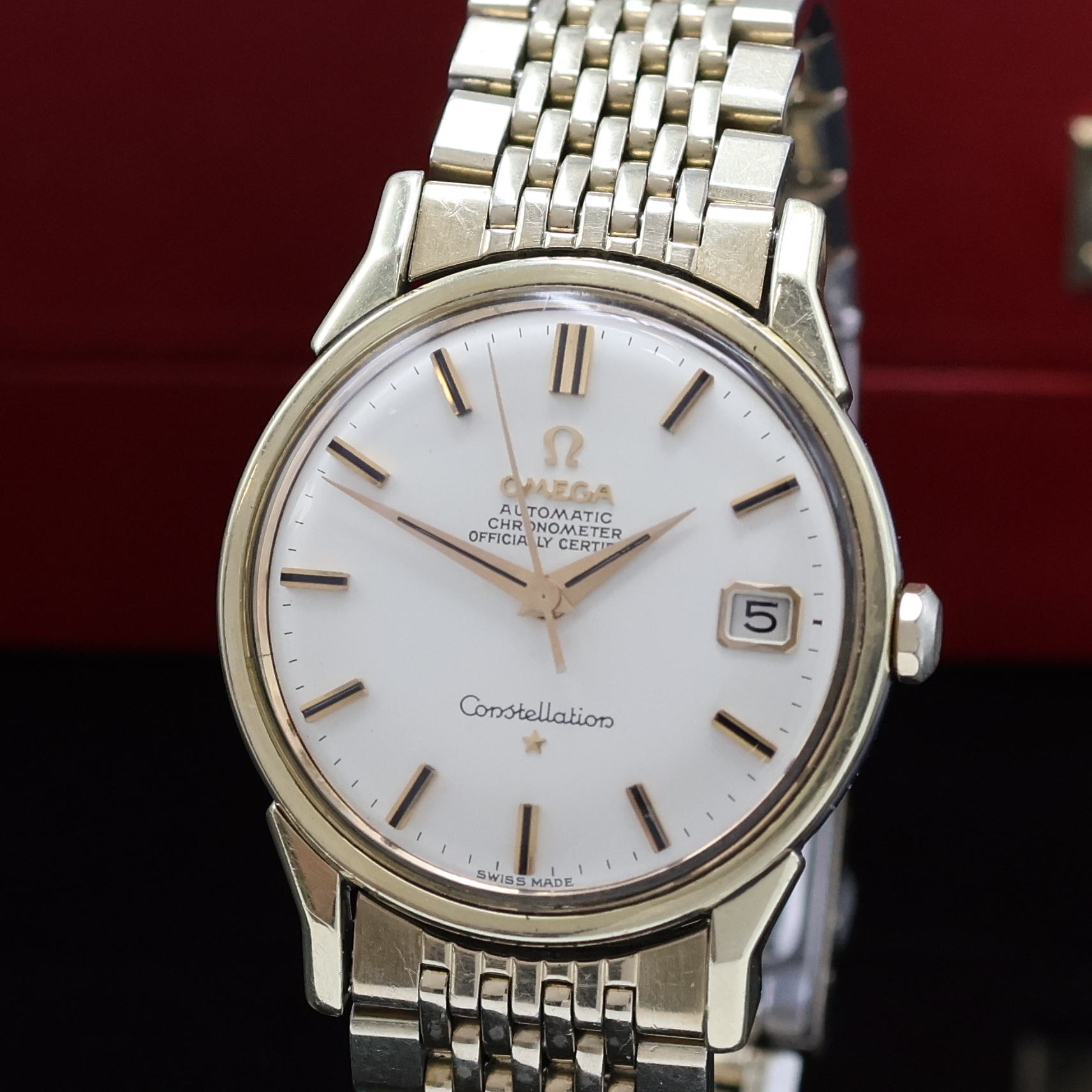 Detail a: OMEGA Constellation Armbanduhr in Stahl/Gold Referenz 168.005, Schweiz um 1963, Automatik, verg. Omega-Band m. Faltschl., verschr. Boden im Zentrum ...