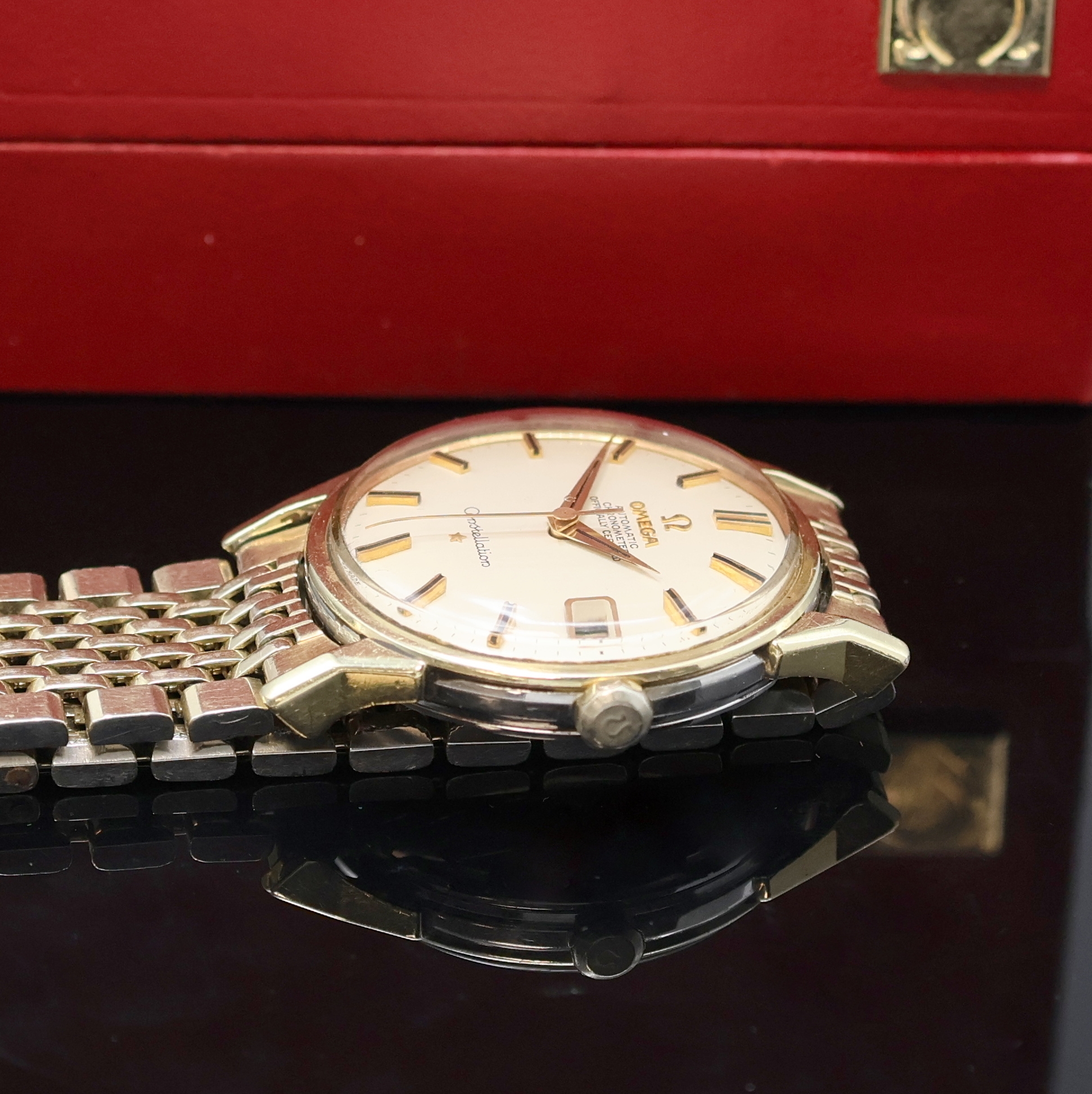 Detail c: OMEGA Constellation Armbanduhr in Stahl/Gold Referenz 168.005, Schweiz um 1963, Automatik, verg. Omega-Band m. Faltschl., verschr. Boden im Zentrum ...