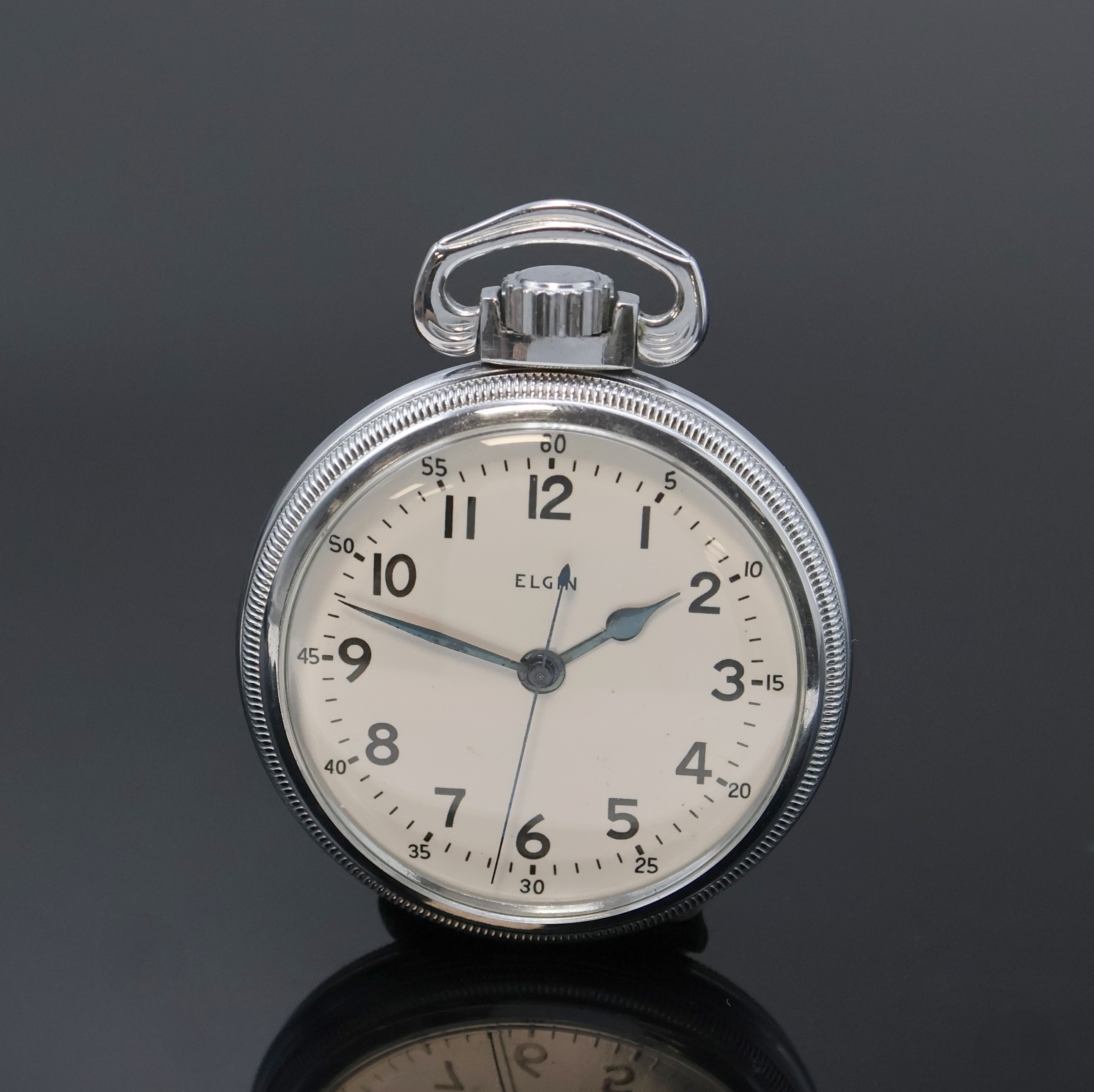 ELGIN Militärtaschenuhr der Royal Navy, USA um 1942, verchr., beids. verschr. Geh., rücks. Militär-Grav., Emailzifferbl., arab. Zahlen, gebl. ...