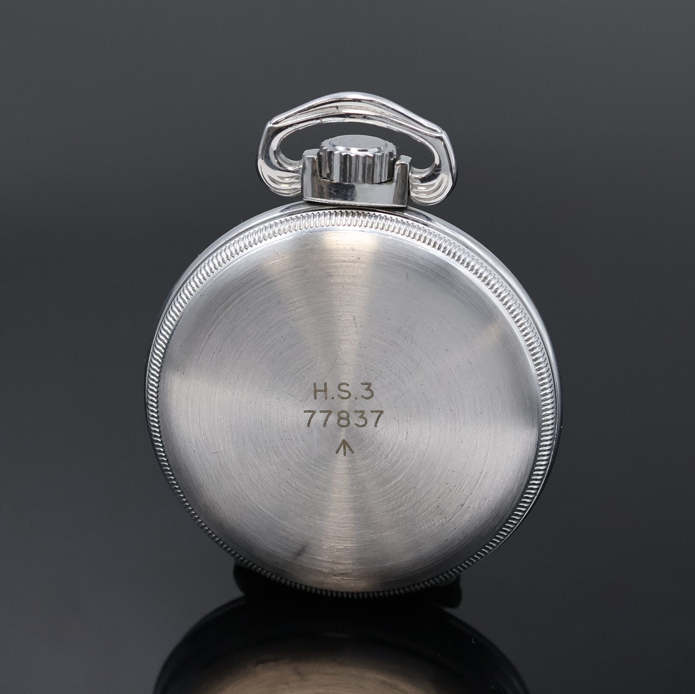 Detail a: ELGIN Militärtaschenuhr der Royal Navy, USA um 1942, verchr., beids. verschr. Geh., rücks. Militär-Grav., Emailzifferbl., arab. Zahlen, gebl. ...