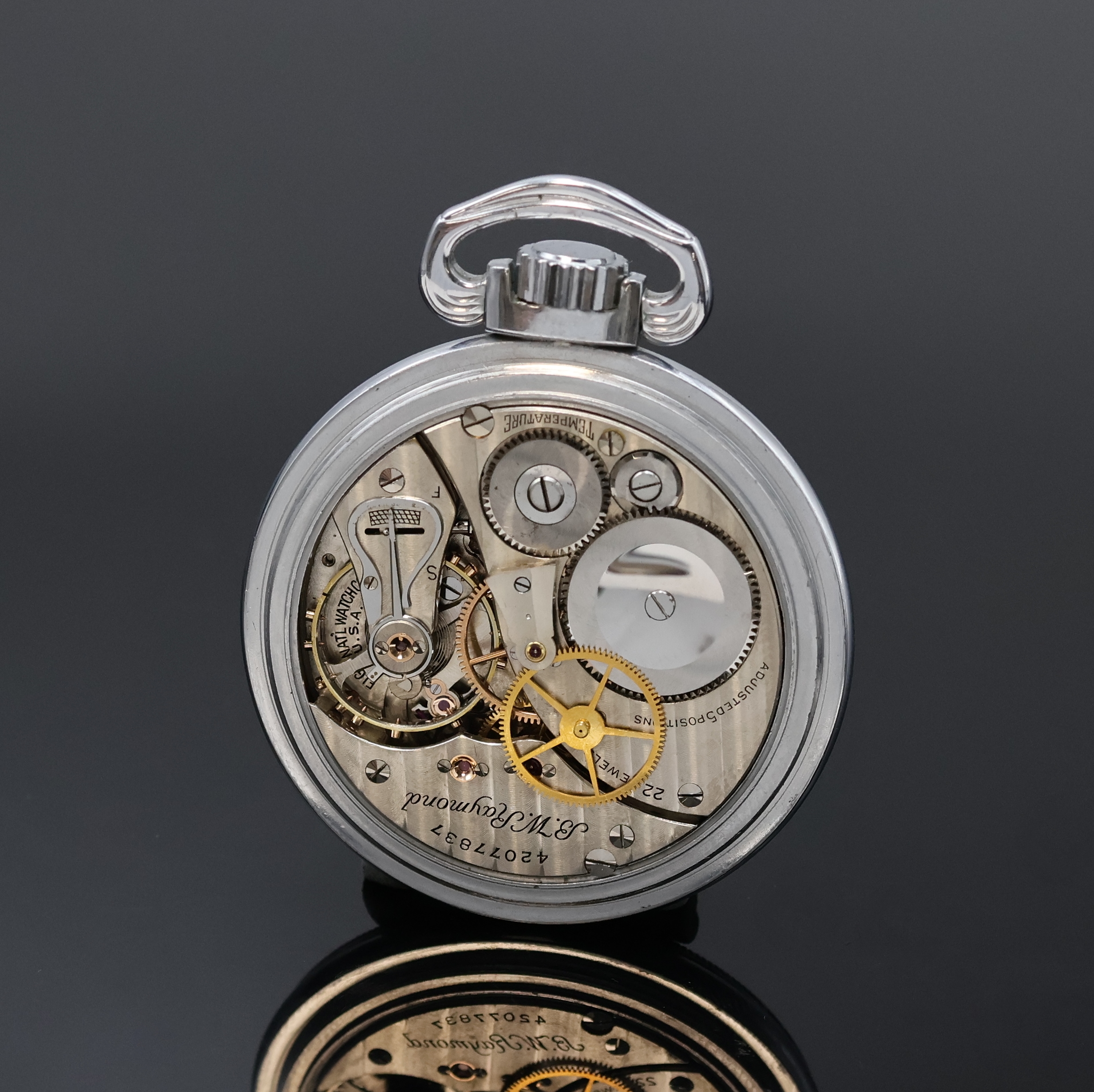 Detail b: ELGIN Militärtaschenuhr der Royal Navy, USA um 1942, verchr., beids. verschr. Geh., rücks. Militär-Grav., Emailzifferbl., arab. Zahlen, gebl. ...