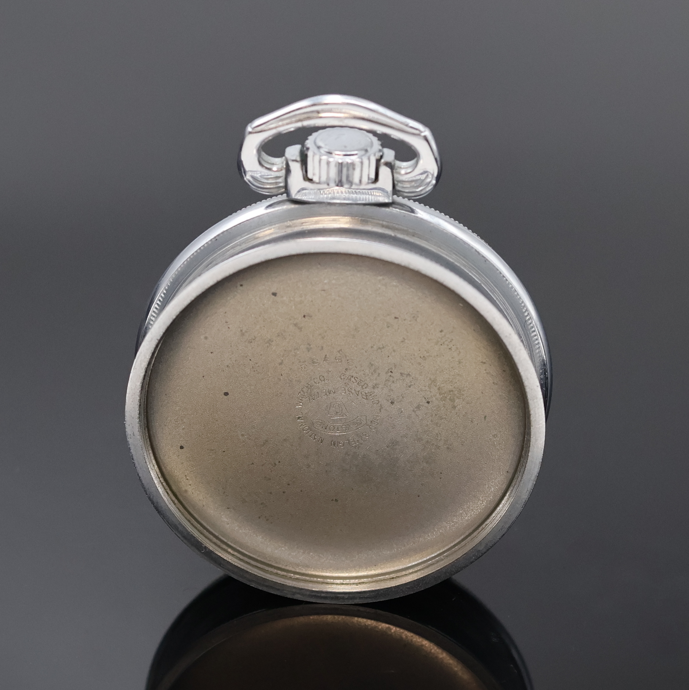 Detail c: ELGIN Militärtaschenuhr der Royal Navy, USA um 1942, verchr., beids. verschr. Geh., rücks. Militär-Grav., Emailzifferbl., arab. Zahlen, gebl. ...