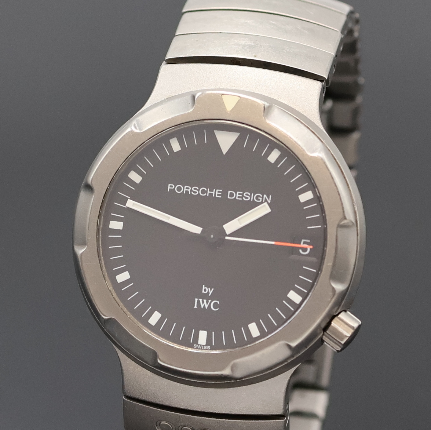 Detail a: IWC Ocean 500 Porsche Design Damenarmbanduhr in Titan Referenz 3503, Schweiz um 1995, Automatik, verschr. Geh. am integr. Titanband, eins. drehb. ...