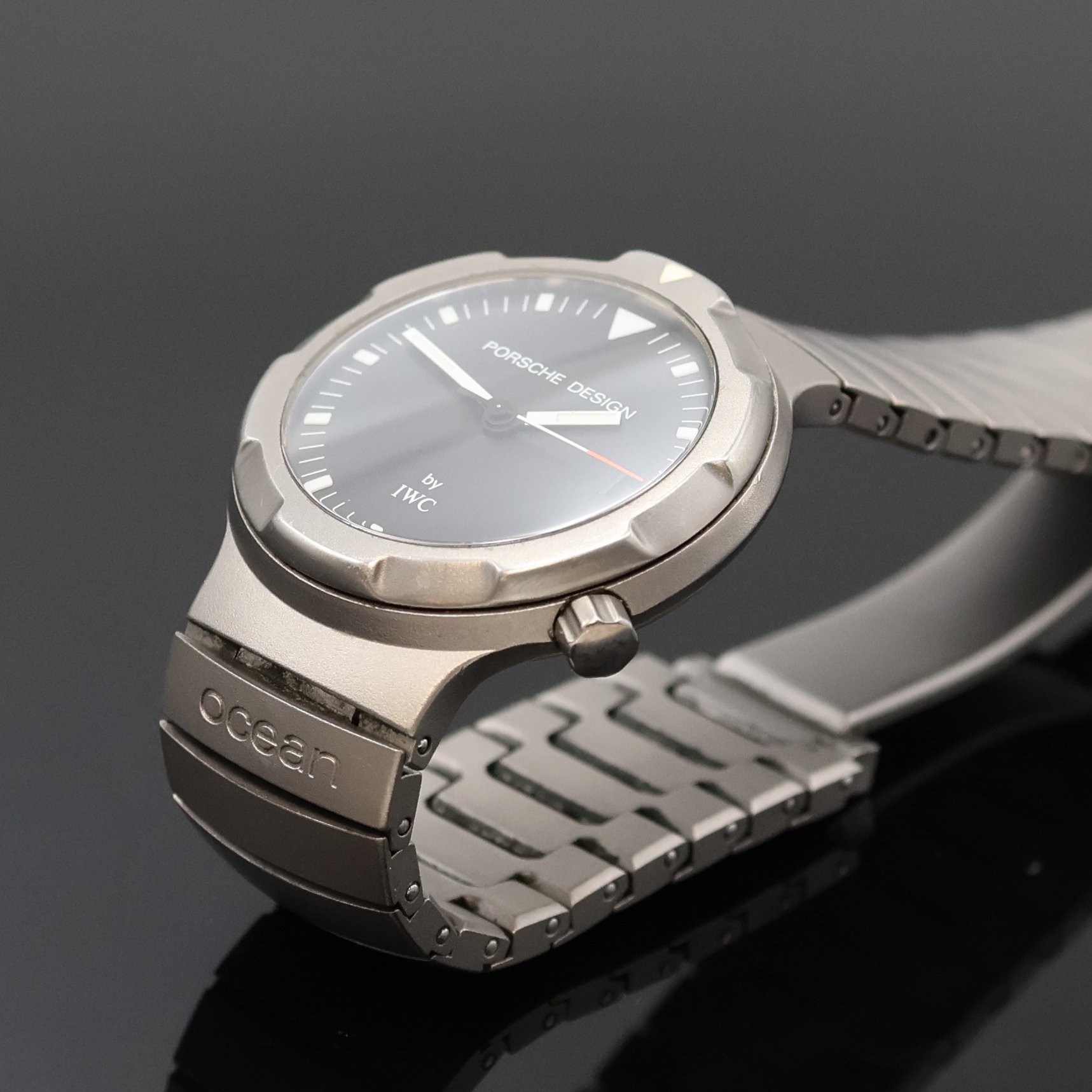Detail c: IWC Ocean 500 Porsche Design Damenarmbanduhr in Titan Referenz 3503, Schweiz um 1995, Automatik, verschr. Geh. am integr. Titanband, eins. drehb. ...