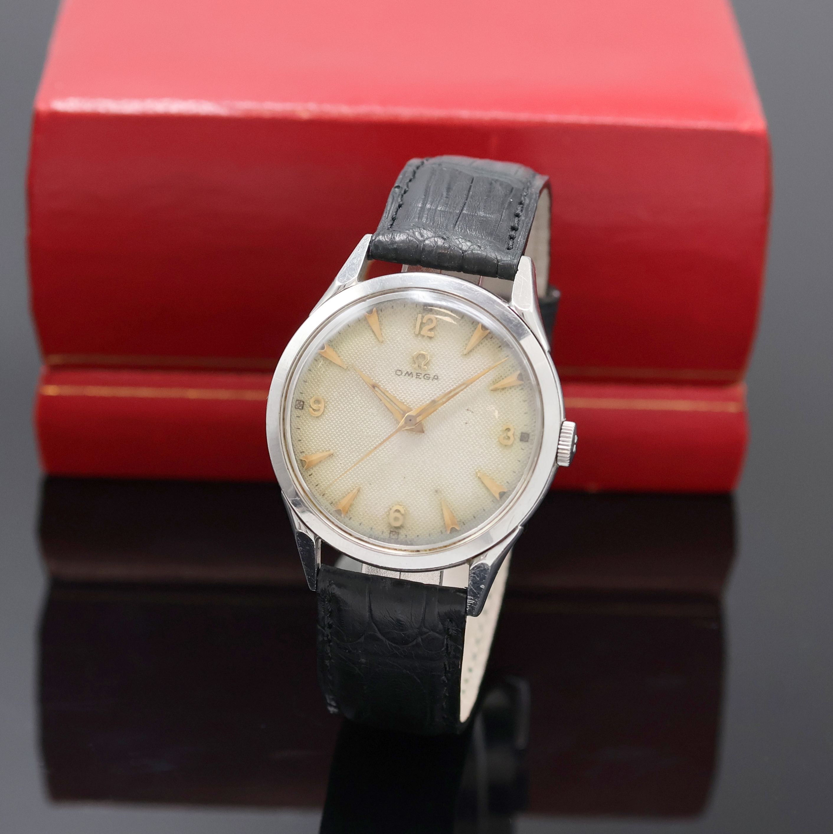 OMEGA Armbanduhr Referenz 2608-2 in Stahl, Schweiz um 1951, Handaufzug, 3-tlg. Geh., Boden u. Glasrand aufgedr., orig. Krone, silb. Honey-Comb ...