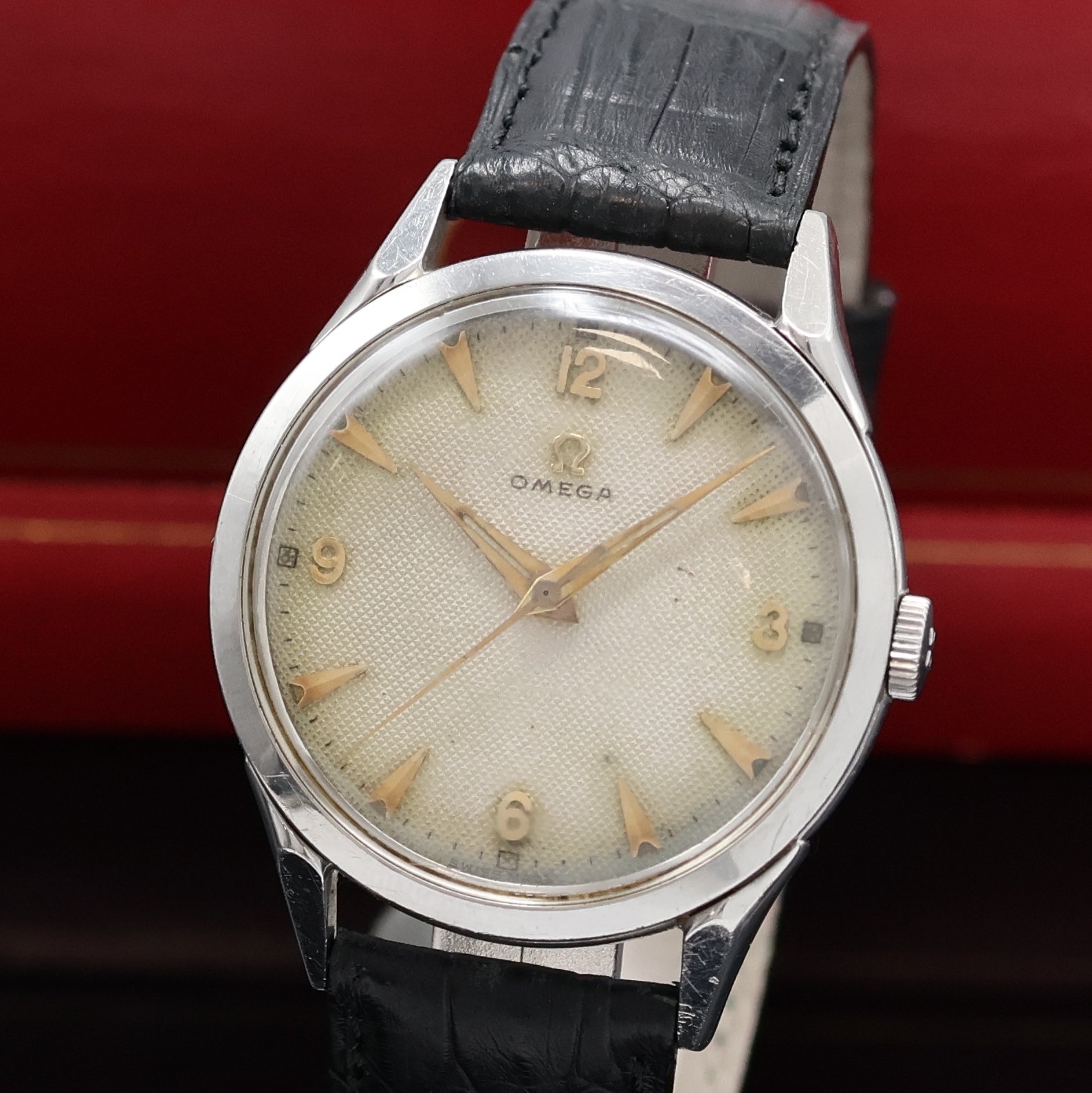 Detail a: OMEGA Armbanduhr Referenz 2608-2 in Stahl, Schweiz um 1951, Handaufzug, 3-tlg. Geh., Boden u. Glasrand aufgedr., orig. Krone, silb. Honey-Comb ...