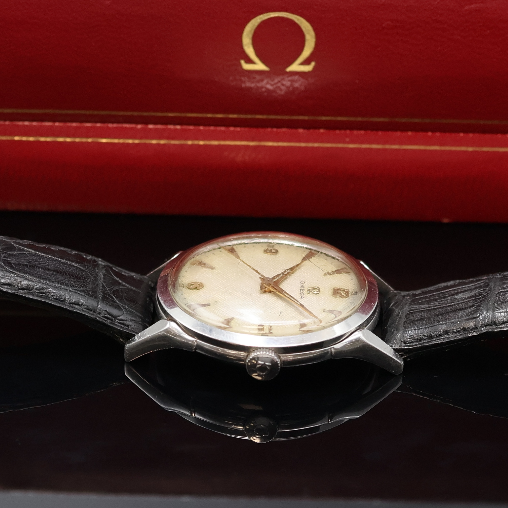 Detail b: OMEGA Armbanduhr Referenz 2608-2 in Stahl, Schweiz um 1951, Handaufzug, 3-tlg. Geh., Boden u. Glasrand aufgedr., orig. Krone, silb. Honey-Comb ...