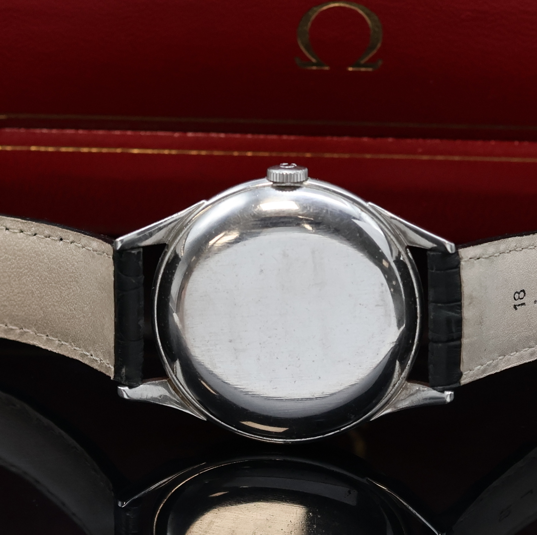Detail c: OMEGA Armbanduhr Referenz 2608-2 in Stahl, Schweiz um 1951, Handaufzug, 3-tlg. Geh., Boden u. Glasrand aufgedr., orig. Krone, silb. Honey-Comb ...