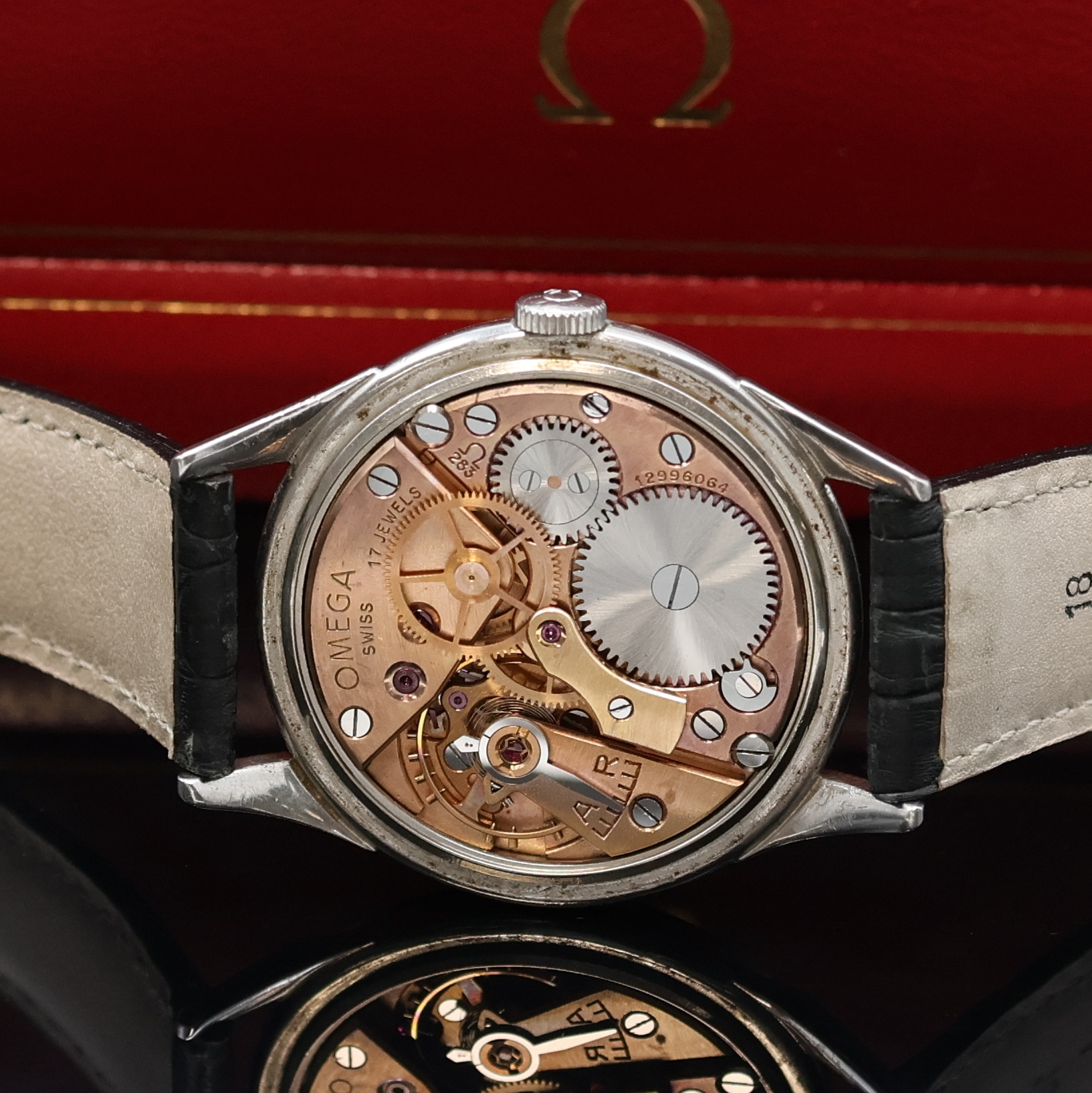 Detail d: OMEGA Armbanduhr Referenz 2608-2 in Stahl, Schweiz um 1951, Handaufzug, 3-tlg. Geh., Boden u. Glasrand aufgedr., orig. Krone, silb. Honey-Comb ...