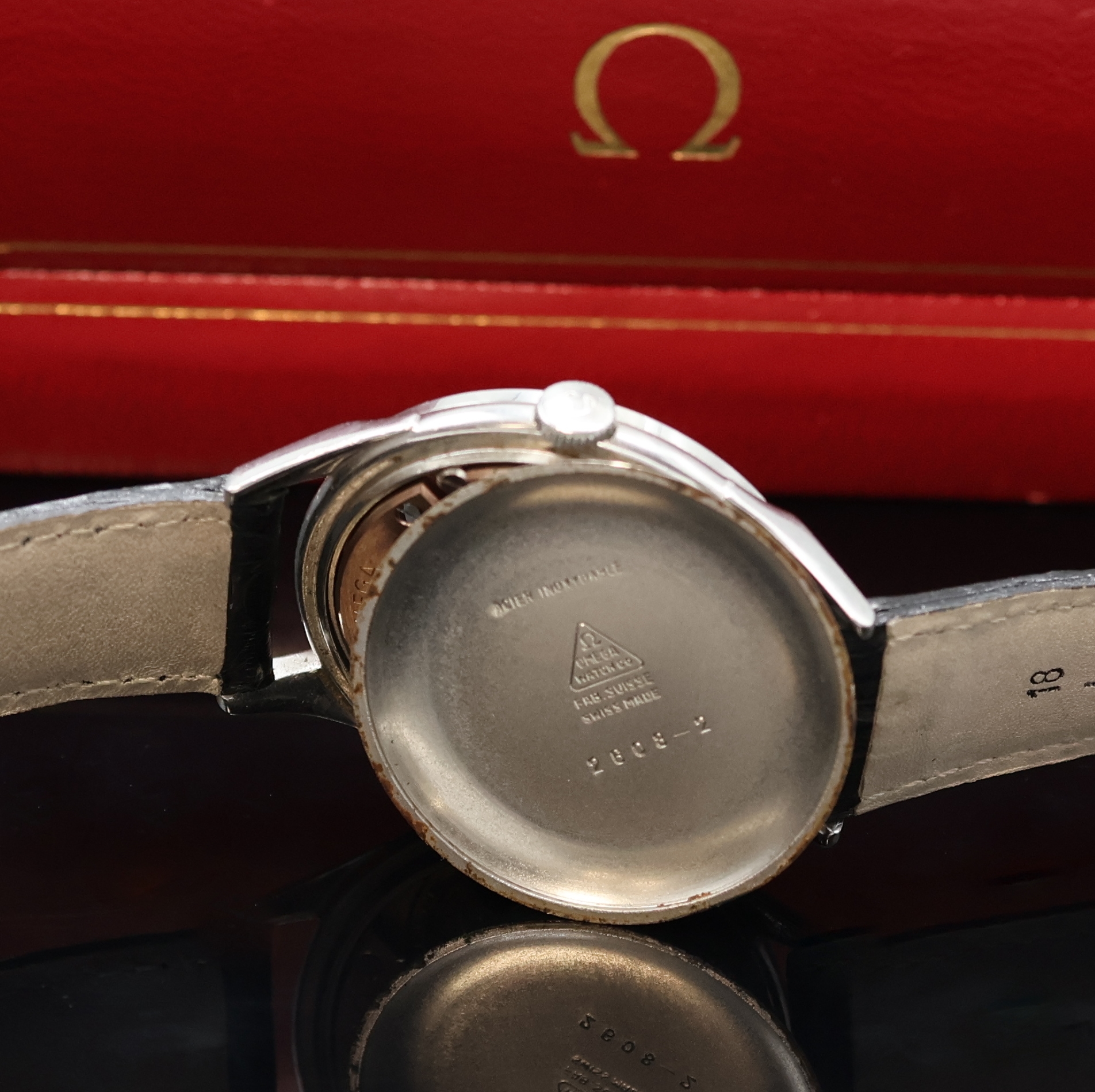 Detail e: OMEGA Armbanduhr Referenz 2608-2 in Stahl, Schweiz um 1951, Handaufzug, 3-tlg. Geh., Boden u. Glasrand aufgedr., orig. Krone, silb. Honey-Comb ...