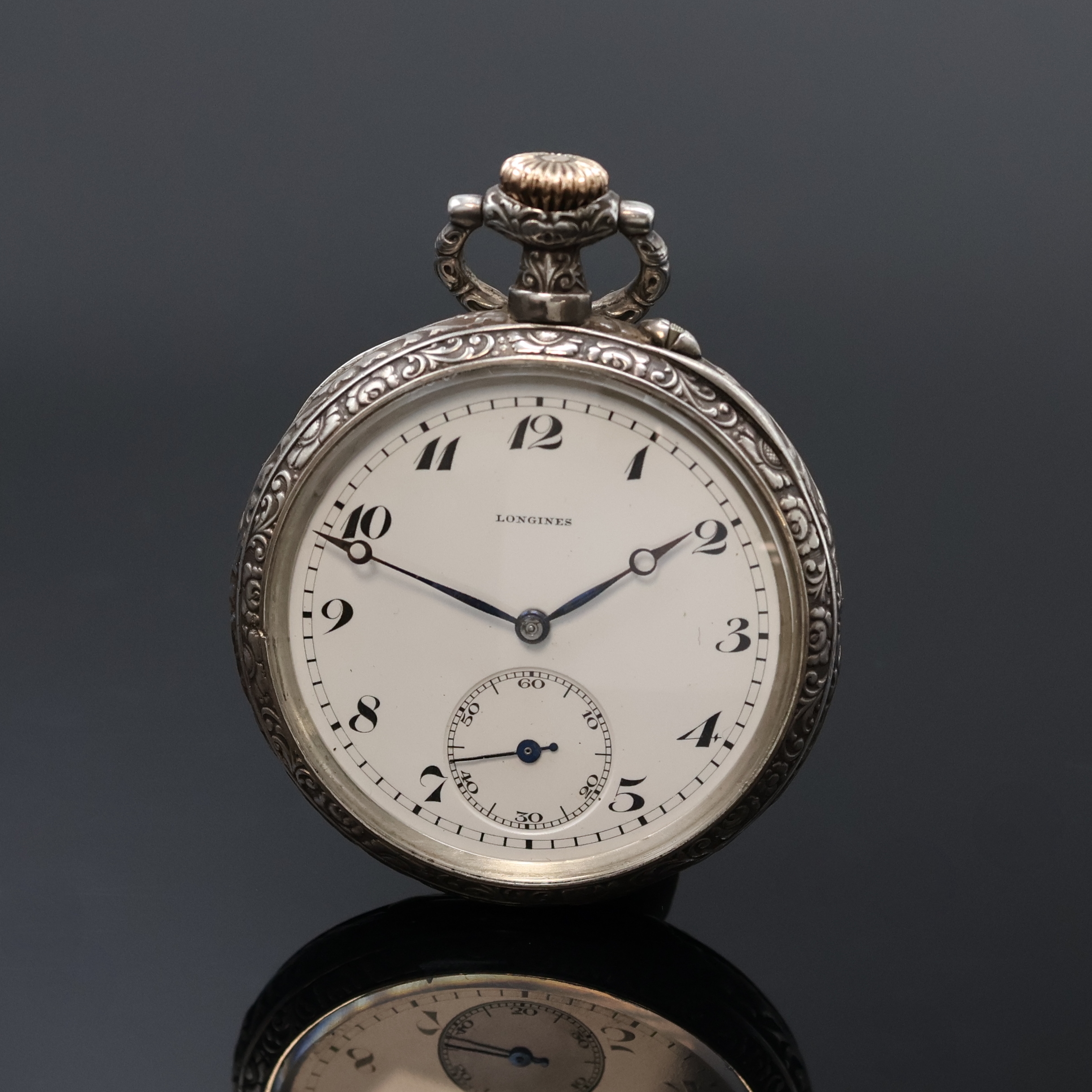 LONGINES offene Silbertaschenuhr im Relief- Gehäuse, Schweiz um 1901, schweres Geh., rücks. figurale Szene, Cuvette m. Medaillengrav., ...