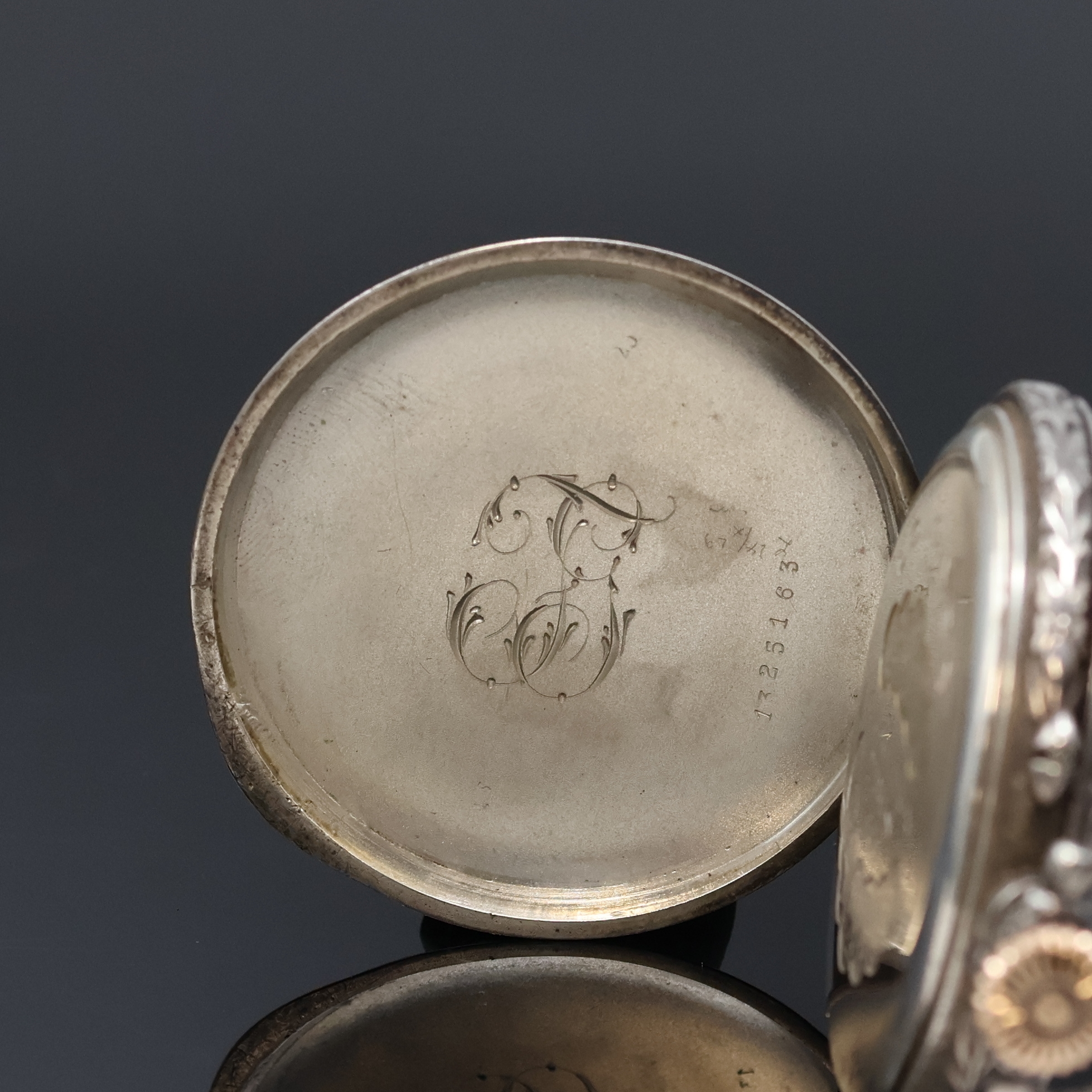 Detail b: LONGINES offene Silbertaschenuhr im Relief- Gehäuse, Schweiz um 1901, schweres Geh., rücks. figurale Szene, Cuvette m. Medaillengrav., ...
