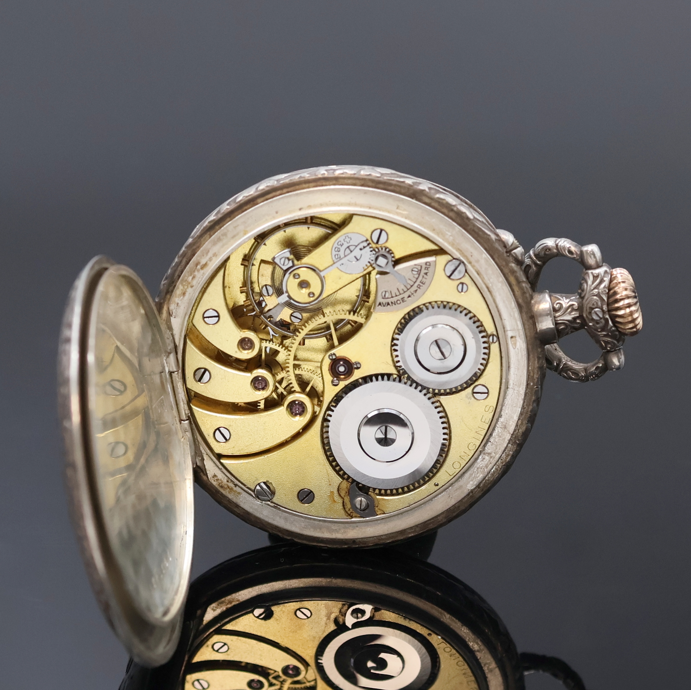Detail e: LONGINES offene Silbertaschenuhr im Relief- Gehäuse, Schweiz um 1901, schweres Geh., rücks. figurale Szene, Cuvette m. Medaillengrav., ...