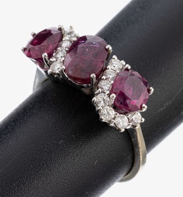 Image 26975398 - 14 kt Gold Rubin-Brillant-Ring, WG 585/000,3 ovalfacett. Rubine zus. ca. 2.30 ct, ...