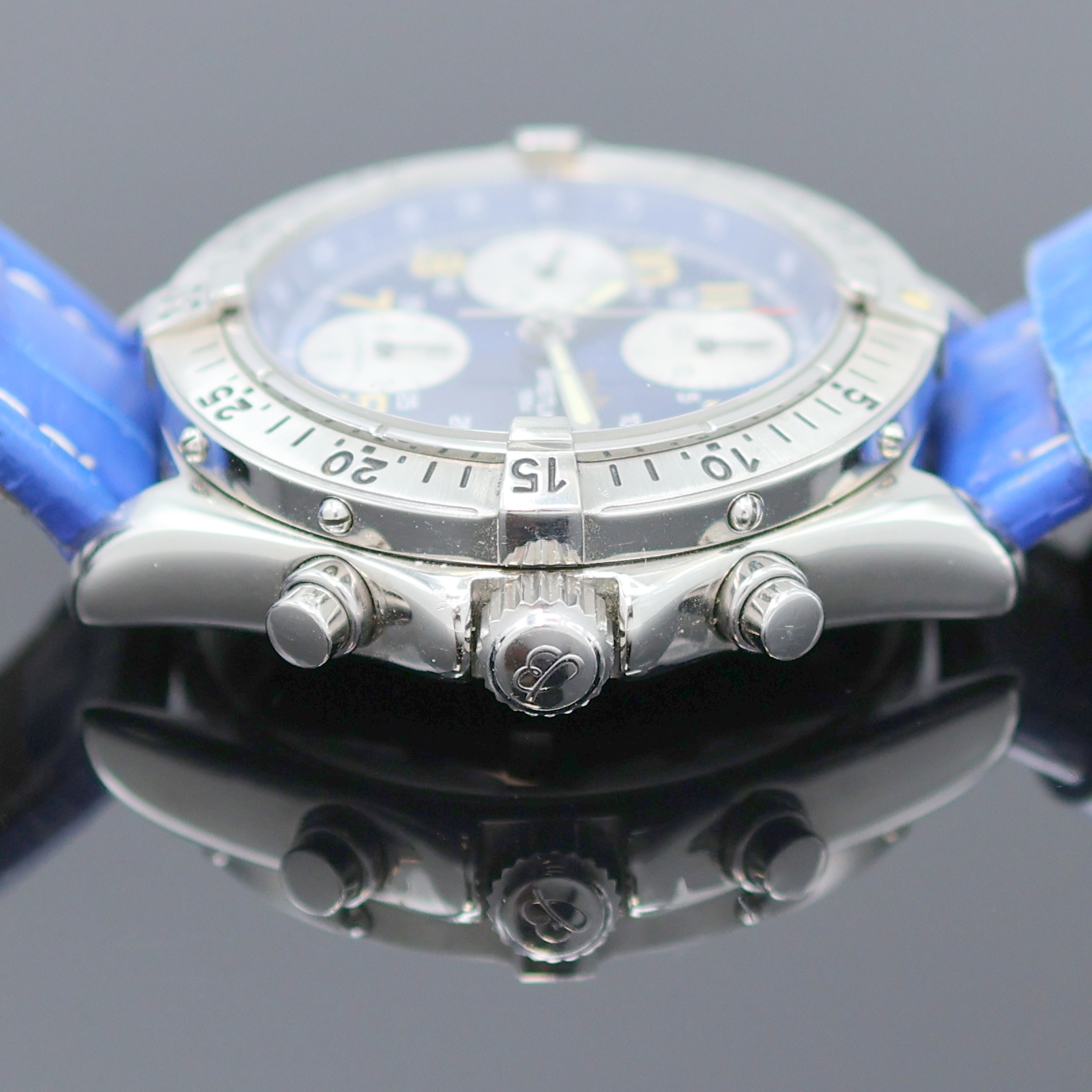 Detail d: BREITLING Armbandchronograph Referenz A13035.1, Schweiz um 1995, Automatik, verschr. Edelstahlgeh., verschr. Krone, eins. drehb. Lünette, blaues ...