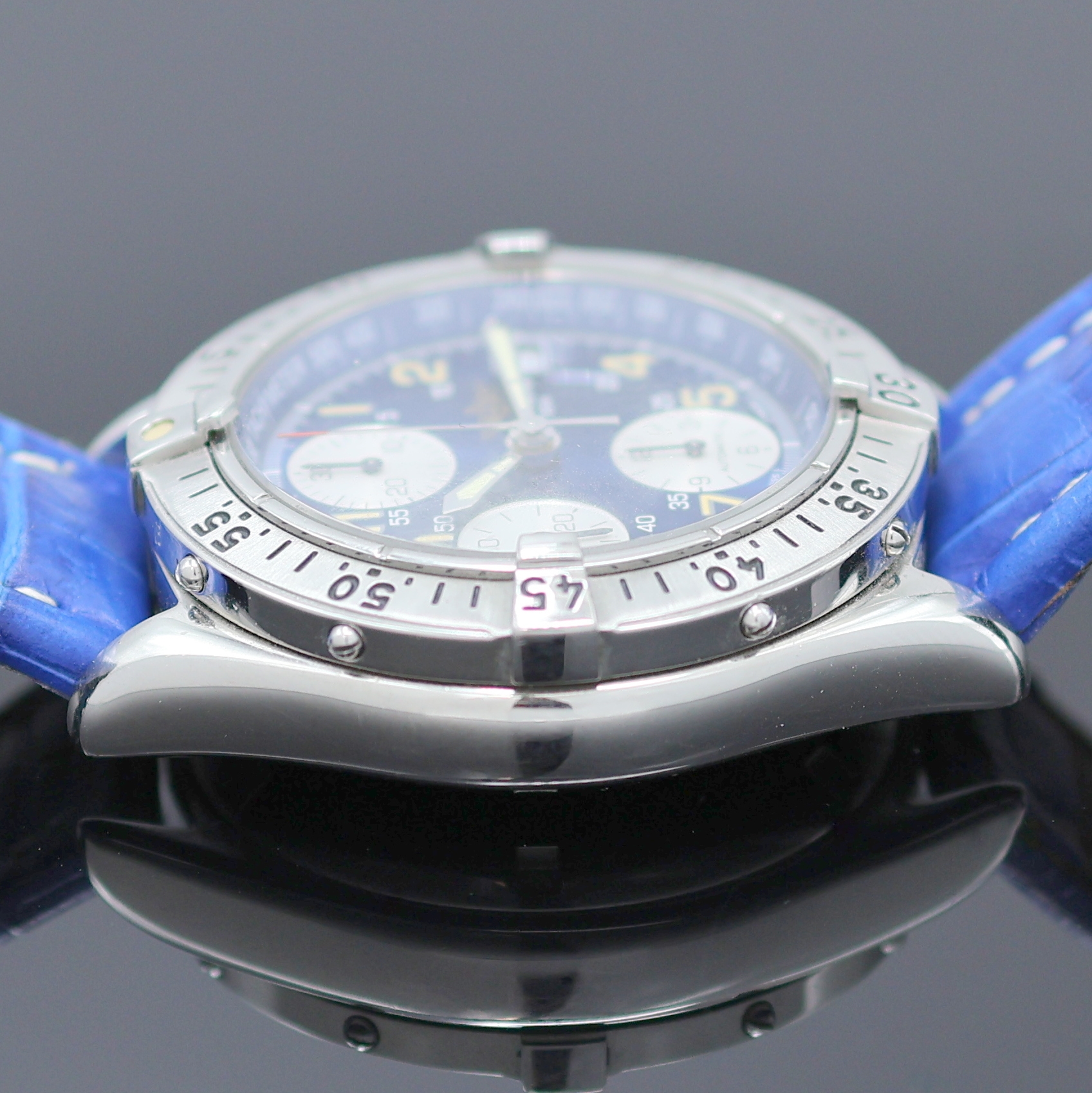 Detail e: BREITLING Armbandchronograph Referenz A13035.1, Schweiz um 1995, Automatik, verschr. Edelstahlgeh., verschr. Krone, eins. drehb. Lünette, blaues ...