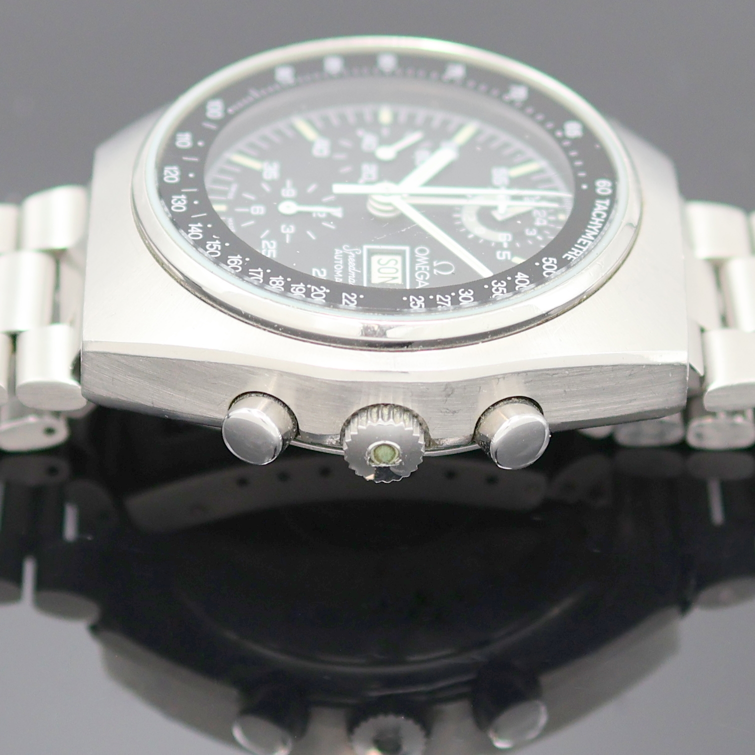 Detail d: OMEGA Speedmaster Armbandchronograph Referenz 176.0012, Schweiz um 1985, Automatik, Edelstahlgeh. inkl. orig. Gliederband m. Faltschließe, Boden m. ...