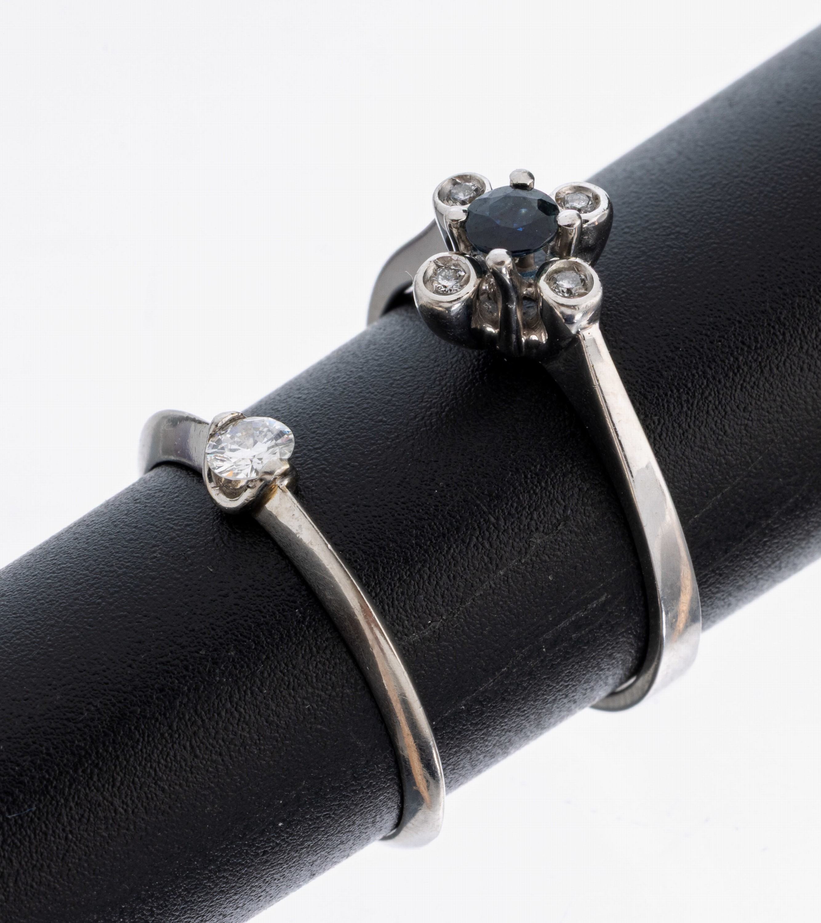Konvolut 2 Ringe, 1 x WG 585/000, rundfacett. Saphir ca. 0.15 ct 4 Brillanten zus. ca. 0.04 ct Weiß/si, RW 55.5, ca. 3.2 g, 1 x Platin 950/000, ...