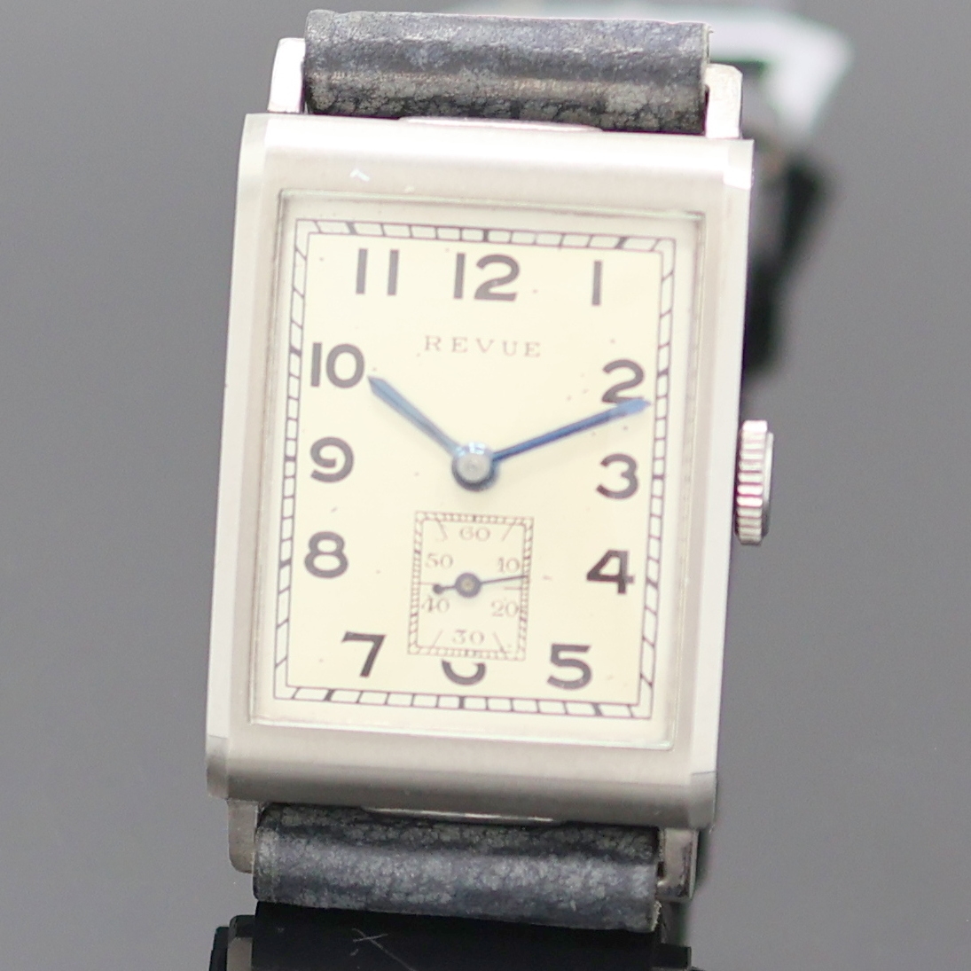 Detail b: MINERVA und REVUE 2 rechteckige Armbanduhren, Schweiz um 1950/1960, Handaufzug, 1) Minerva, verchr. Geh., Boden aufgedr., grau/schwarzes Zifferbl. m. ...