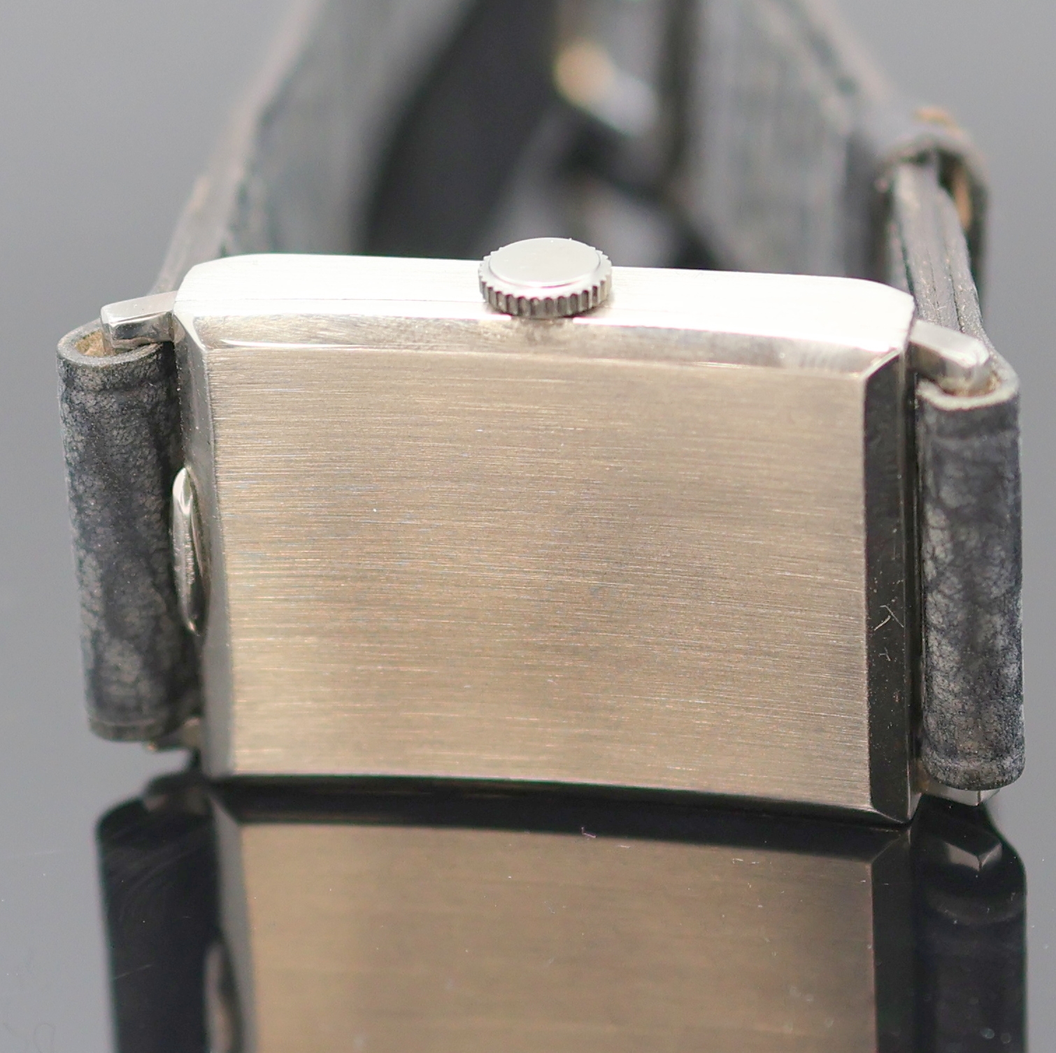 Detail e: MINERVA und REVUE 2 rechteckige Armbanduhren, Schweiz um 1950/1960, Handaufzug, 1) Minerva, verchr. Geh., Boden aufgedr., grau/schwarzes Zifferbl. m. ...