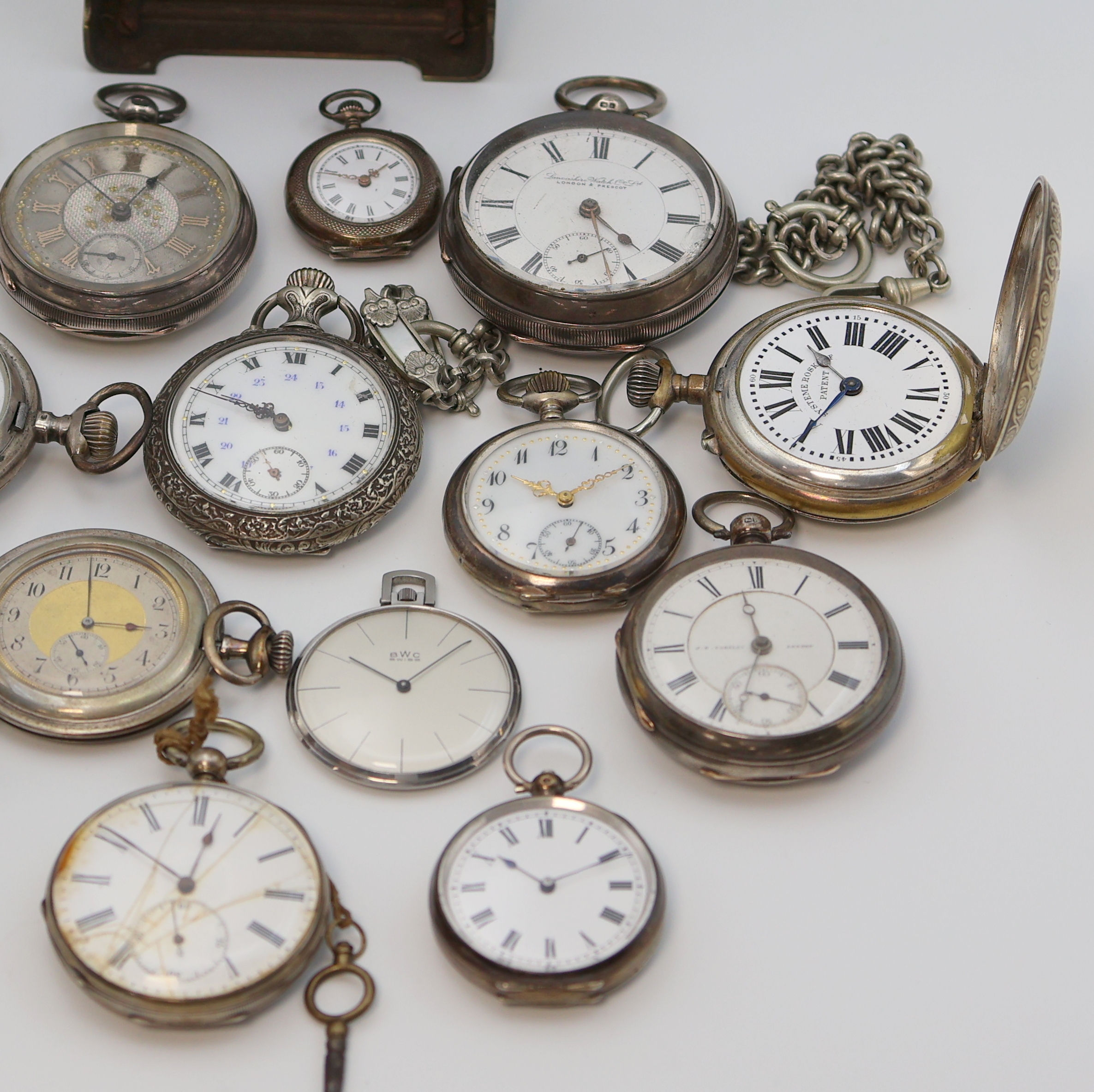 Detail b: Konvolut: 13 Taschenuhren und eine Reiseuhr,England/Schweiz um 1860-1960, Schlüssel-/ Kronenaufzug, 10x Silbergeh. davon 4 englische in ...