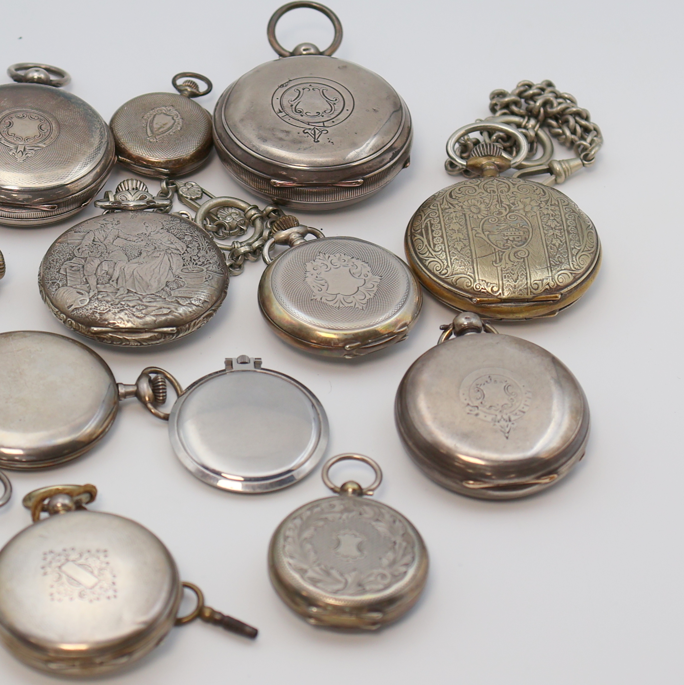 Detail d: Konvolut: 13 Taschenuhren und eine Reiseuhr,England/Schweiz um 1860-1960, Schlüssel-/ Kronenaufzug, 10x Silbergeh. davon 4 englische in ...