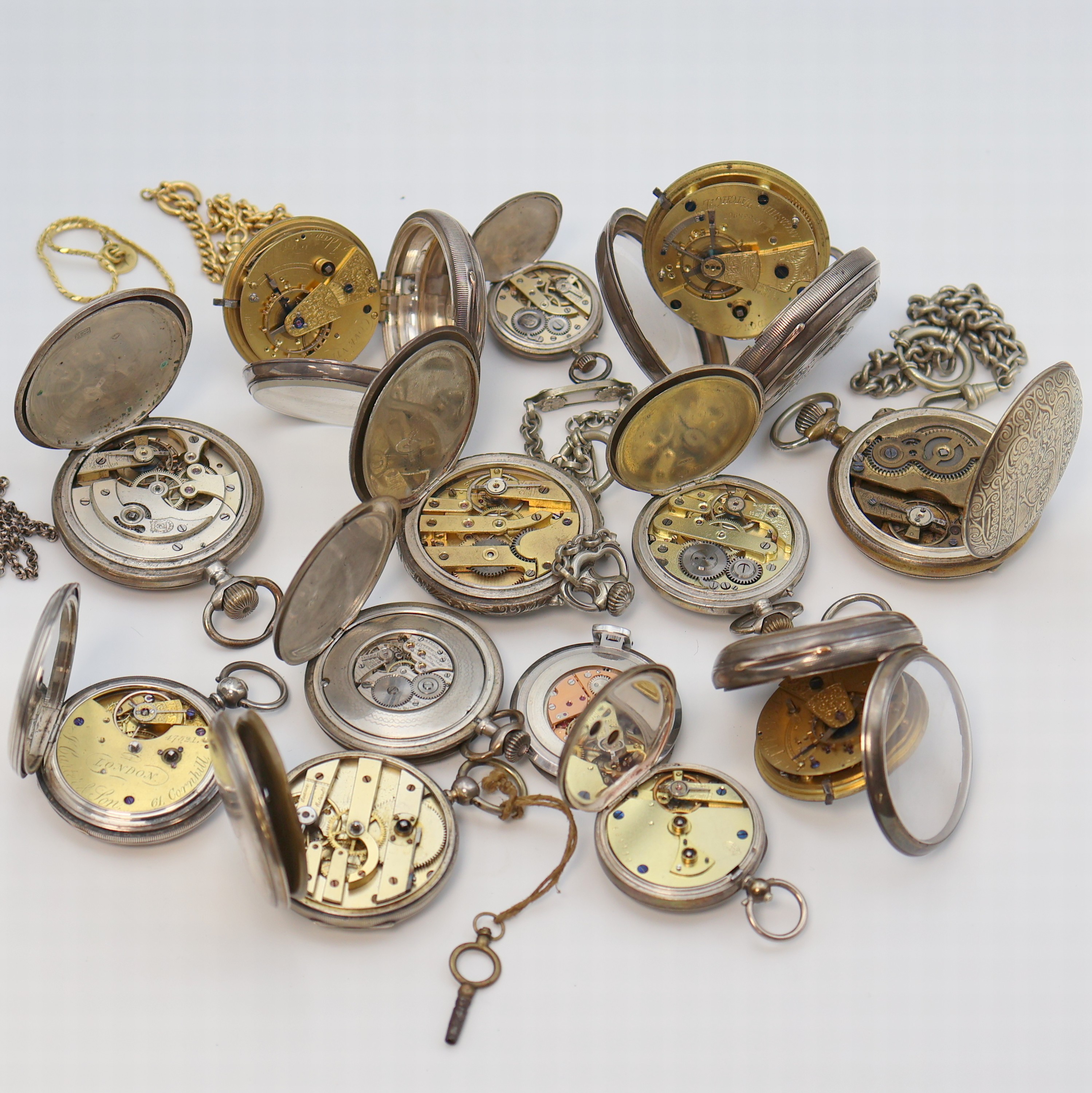 Detail e: Konvolut: 13 Taschenuhren und eine Reiseuhr,England/Schweiz um 1860-1960, Schlüssel-/ Kronenaufzug, 10x Silbergeh. davon 4 englische in ...