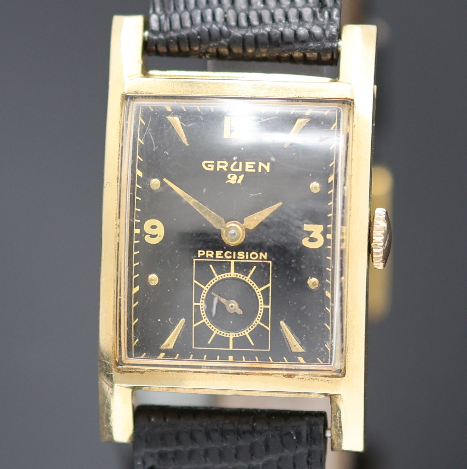 Detail a: GRUEN Precision Armbanduhr in GG 585/000, USA um 1945, Handaufzug, Boden m. Monogramm aufgedr., schwarzes Zifferbl. m. arab. Zahlen u. gold. ...